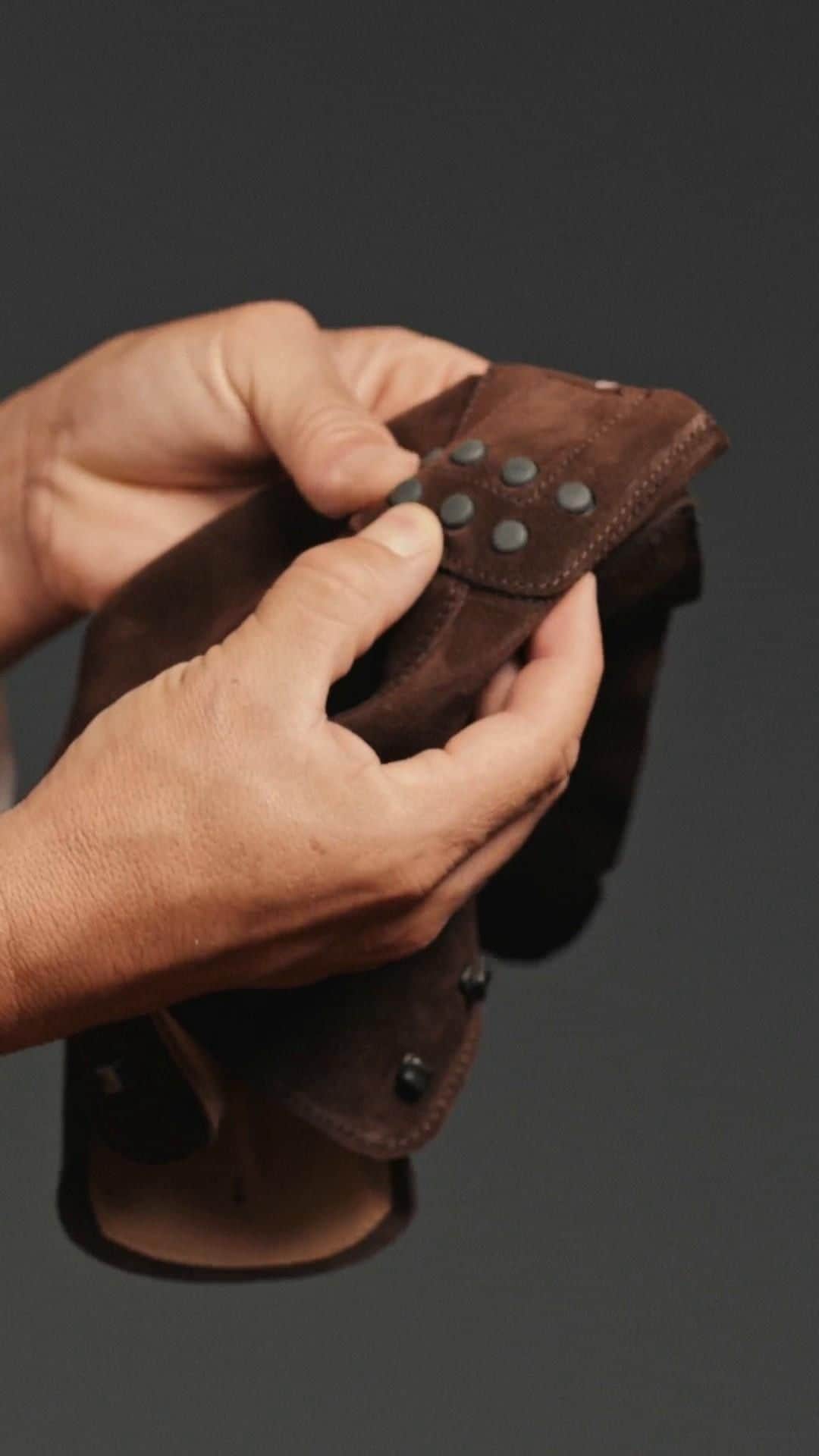 トッズのインスタグラム：「An icon to watch. Defined by the iconic gommino sole, the Tod’s W.G. ankle boot comes to life thanks to the extraordinary skills of our artisans.  #Tods #TodsIcons #TodsHeritage #TodsWG」
