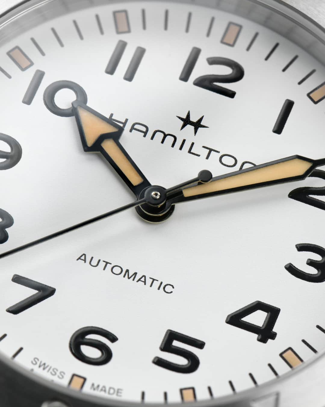 Hamilton Watchのインスタグラム：「Housed in a 37mm or 41mm brushed stainless steel case paired with a leather strap, the Khaki Field Expedition is equipped with a screw-down crown to protect the movement no matter what the weather.  #hamiltonwatch #stepoutside #expedition #adventureawaits  (Ref. H70225510)」