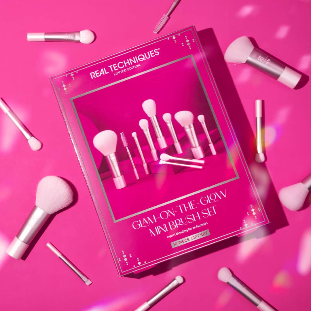Real Techniquesのインスタグラム：「Travel season is here + the Glam on the Glow Mini Brush Set has you covered✈️  Swipe to take a peak at all 10 mini brushes!   Shop now at @bootsuk」