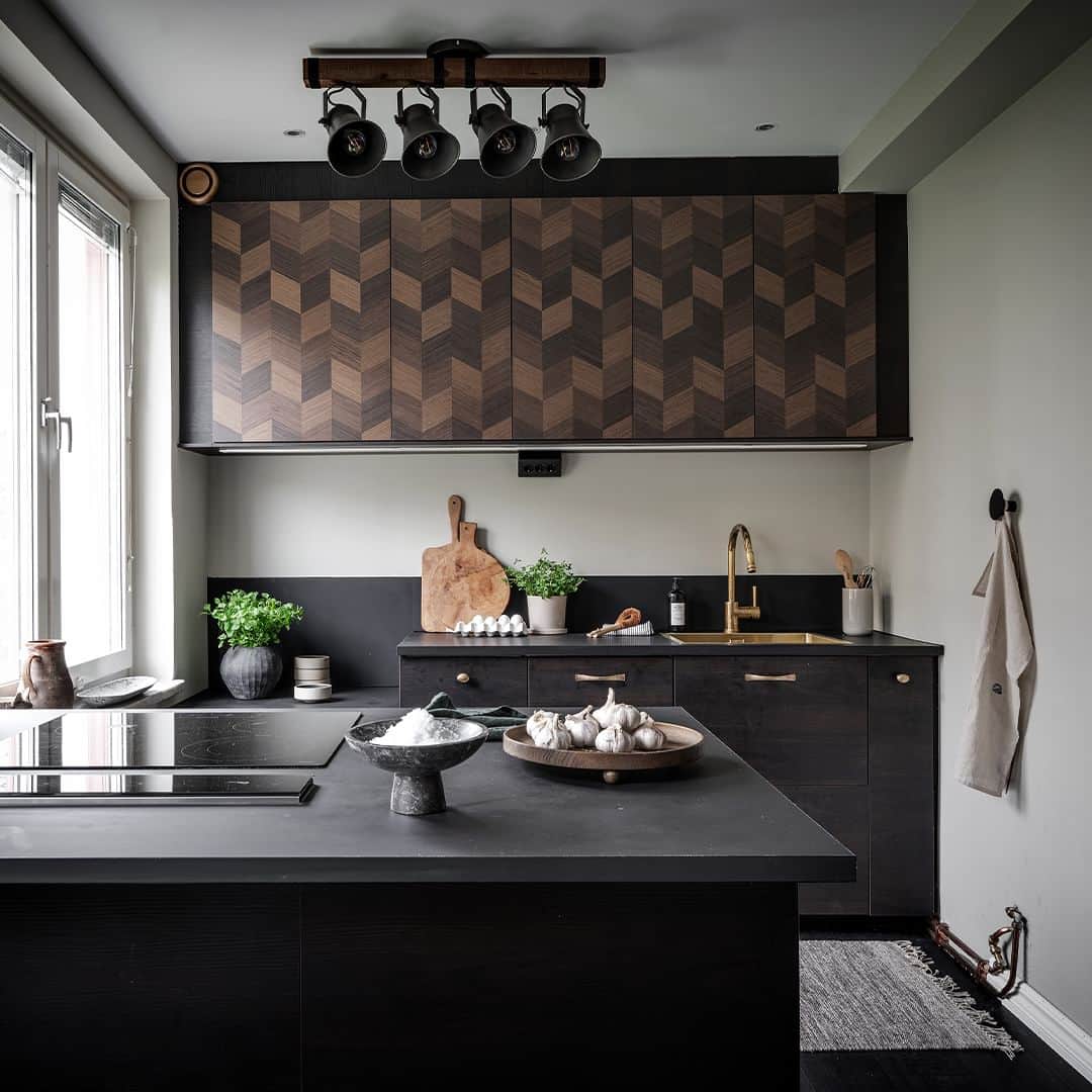 Bjurforsのインスタグラム：「Bjurfors Century presenterar en stilrent renoverad genomgångstvåa anno 1939 🤎  Lemansgatan 8 | 2 ROK. Foto: @fredrikjkarlsson Styling: @bon.interior  #bjurforscentury #mäklareemeliekronberg  #johanneberg #30talshus #30talslägenhet #originalgolv #parkettgolv #colorfulhome #köksinspiration #kitchenideas」