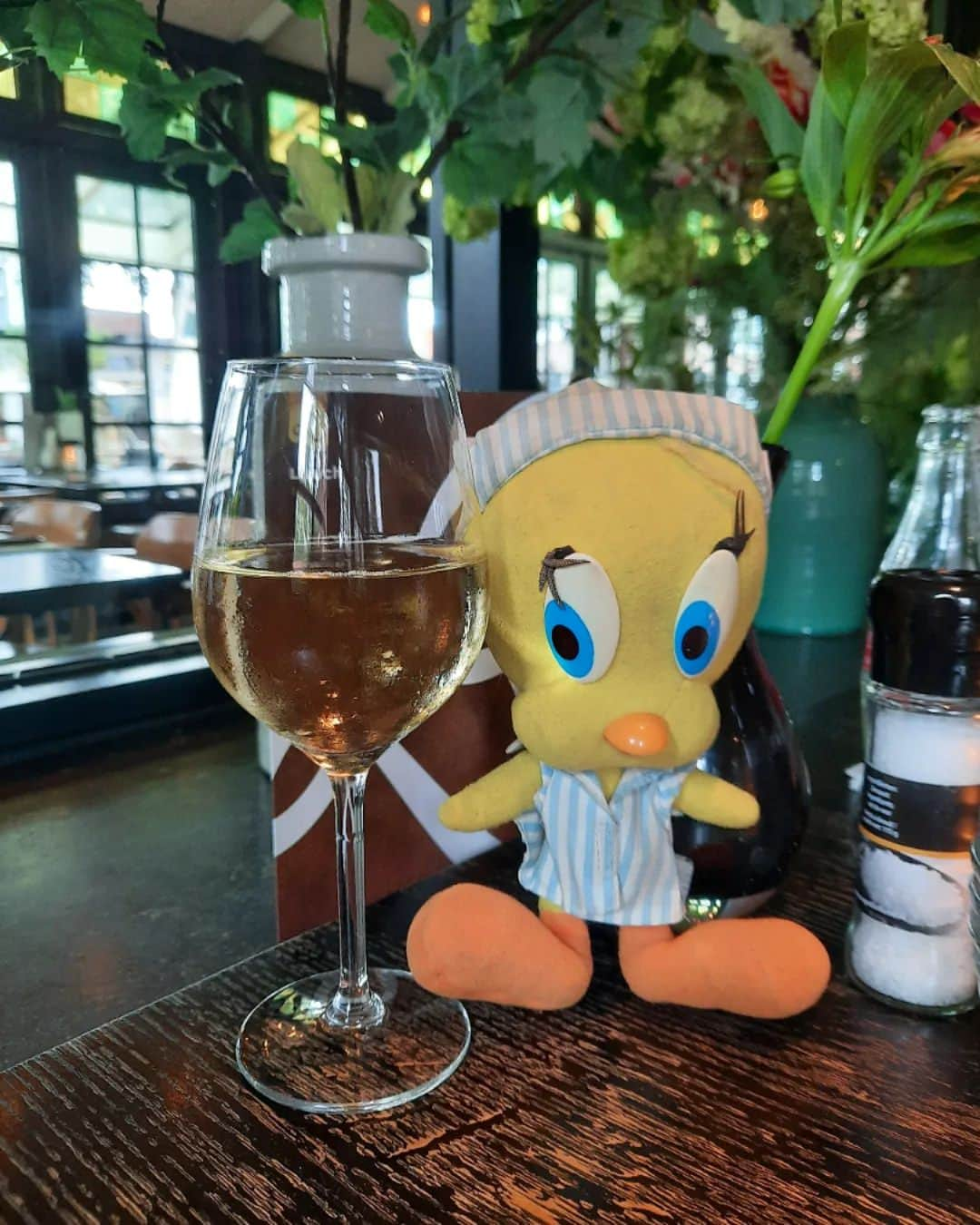 Little Yellow Birdさんのインスタグラム写真 - (Little Yellow BirdInstagram)「It's Friday, my friends! You all know what that means: cheers!! #littleyellowbird #tweety #tweetykweelapis #adventures #yellow #bird #friday #weekend #happyhour #drinks #borrel #wine #cheers #proost #november #stuffedanimalsofinstagram #plushiesofinstagram」11月3日 23時09分 - tweetykweelapis