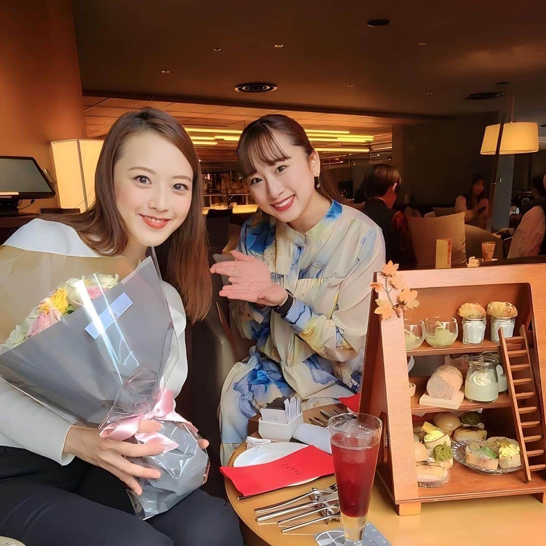 茉玲さや那さんのインスタグラム写真 - (茉玲さや那Instagram)「👸🌸💐✨ ⁡ やっとやっと りりこさんにゆっくりお会い出来ました😆💕 ⁡ りりこさんとのご縁はエリザベートの新人公演。 本役さんとしてお世話になったのが始まりでした。  それからはいっしょにお出掛けしたり、 ホームパーティしたり、レッスン行ったり… たくさん相談にも乗って頂きました。 思い出がいっぱいです📷💭💓 ⁡ 宝塚が、娘役が大好きで、とてもストイックで。 どんなことにも真っ直ぐ取り組まれるりりこさん。 最後の舞台姿も素敵だったな…✨ ⁡ 改めてご卒業おめでとうございます💐 そしてこれからも末永くよろしくお願いします♡ ⁡ #華雅りりか さん #たまご同盟 #りりたま #りりたまはりりこさんが付けてくださった名前 🐥🥚」11月3日 23時04分 - sayana_egg_98