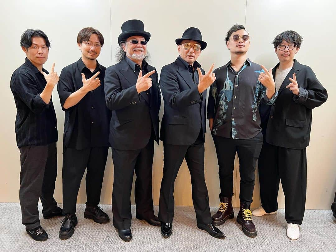 神佐澄人のインスタグラム：「CRAZY KEN feat.gurasanpark with special guest 小野瀬雅生 にてYOKOSUKA ROCK'N ROLL FESTIVALに参加してきました！  痺れるアンサンブル、楽しかった〜！  #crazyken #横山剣 #小野瀬雅生 #gurasanpark #有賀教平  #白川玄大 #神佐澄人」