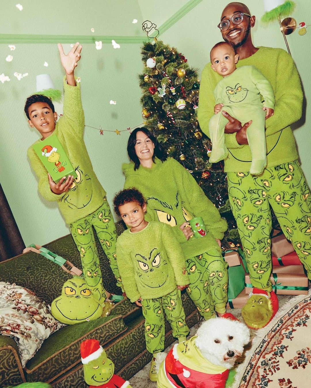 プリマークのインスタグラム：「When your whole family's ready to steal Christmas... 🎄👨‍👩‍👦‍👦 💚  From £12/€15 #Primark #TheGrinch」