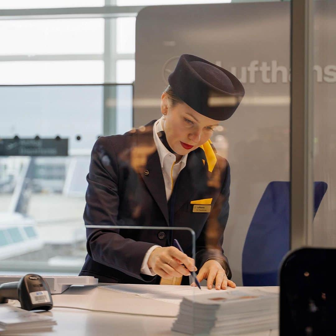 ルフトハンザさんのインスタグラム写真 - (ルフトハンザInstagram)「Our first flight between Munich and Bangalore has taken off today. 🛫   To celebrate the occasion, we organized a special event for our guests flying in the inaugural flight. As of today, flights will operate three times per week between the Bavarian capital and Bengaluru.   Have you visited India yet? 🇮🇳  #Lufthansa #Bangalore #Munich」11月3日 23時07分 - lufthansa