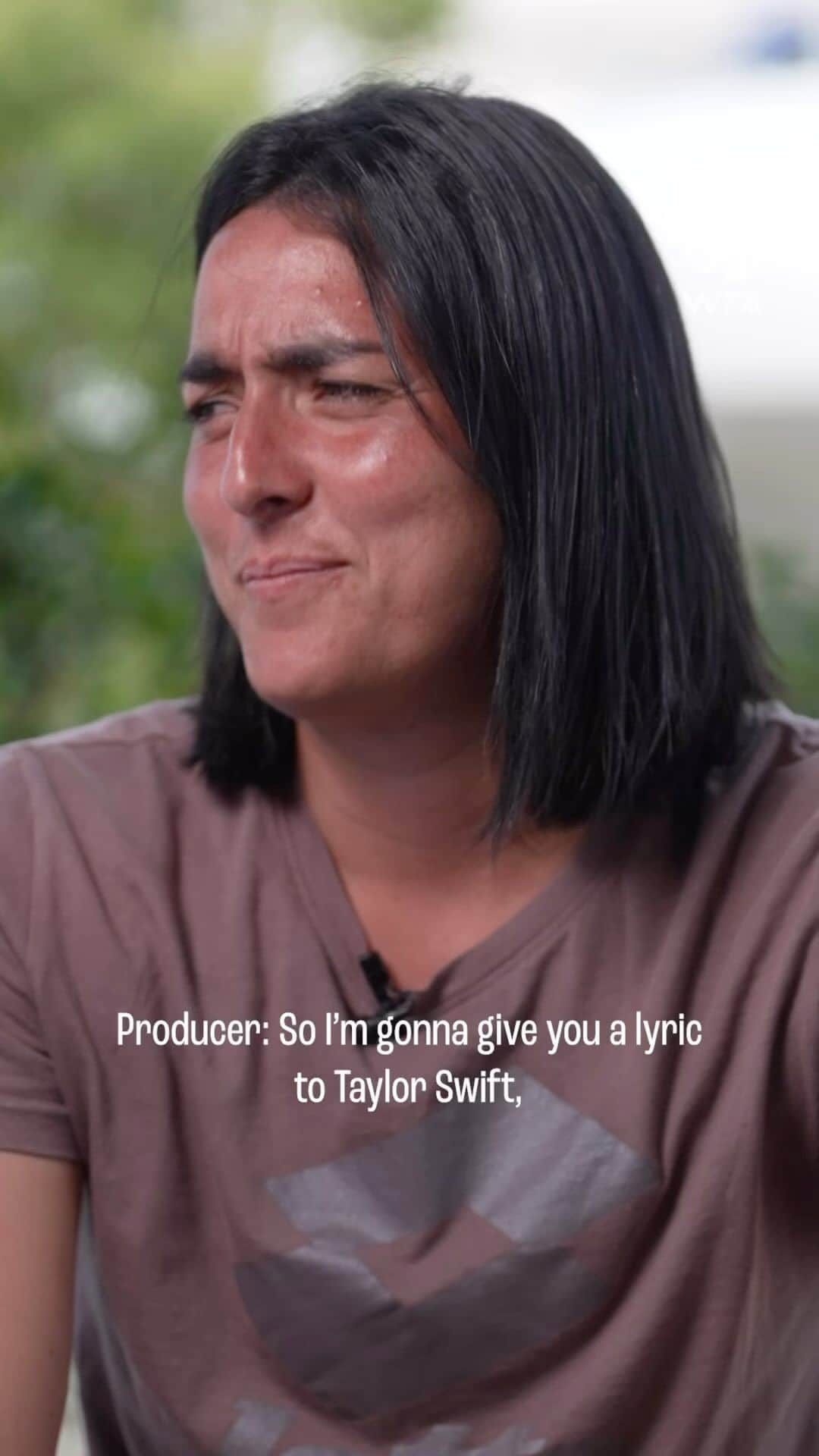 WTA（女子テニス協会）のインスタグラム：「🎭 Swift or Shakespeare: that is the question 🎭  While we’re in our 1989 era, we put our players to the test with how well they know @taylorswift lyrics 🎶  Watch the full video on our YouTube Channel!」
