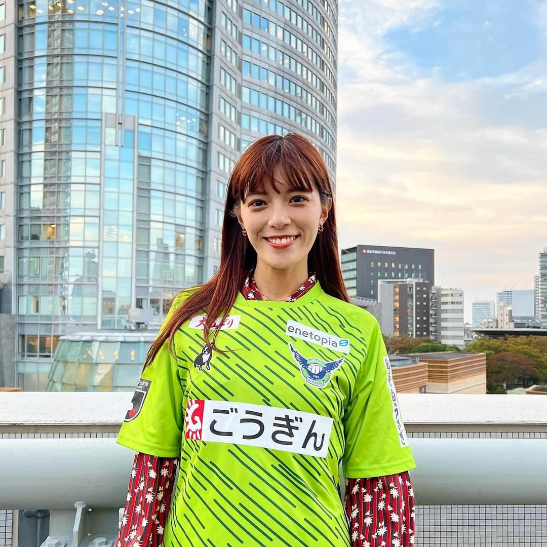 のインスタグラム：「💚 ガイナーレ鳥取！ 綺麗な緑色のユニフォーム。 この柄は『ダイアゴナルストライプ』って 言うんだそうです！ 羽が生えたエンブレムも可愛いですよね。 * #ガイナーレ鳥取#ガイナーレ#鳥取」