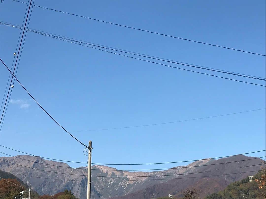 スネオヘアーさんのインスタグラム写真 - (スネオヘアーInstagram)「#スネオヘアー 本日は11月初日の blue活動日。天気に恵まれ、陽が出て陽が沈むまで谷川岳の山容がよく湯原から見えていました。 湯原の紅葉も進んでいますが、今日はとても暖かい1日でした。ご来店下さいました皆さまありがとうございました。明日も活動を予定しております。まだプレオープン期間なので無理のない範囲でお届け予定です。（ご来店の際は夜は寒くなりますので、羽織れる防寒着をお忘れなく。）どうぞ宜しくお願い致します。 #みなかみ #水上温泉街 #blue #curry #takeoutok #suneohair」11月3日 23時11分 - suneohairofficial