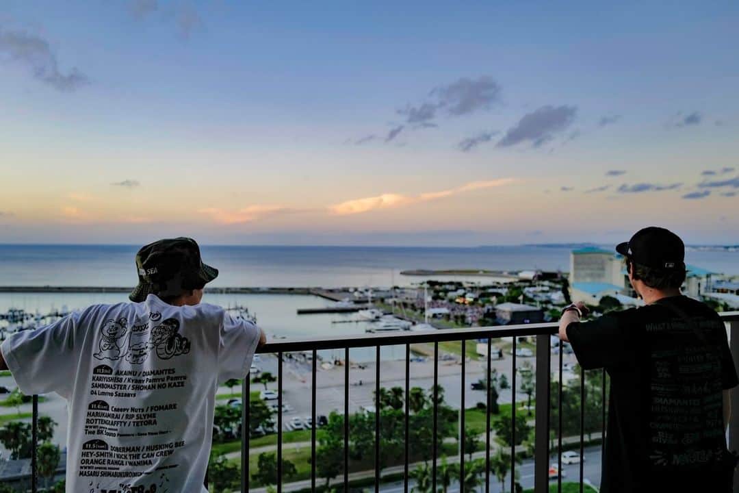GENさんのインスタグラム写真 - (GENInstagram)「2023.11.03 沖縄県宜野湾トロピカルビーチ 『What a Wonderful World!! 23』 モンパチが呼んでくれたワッタ。11月とは思えないぐらい気候もロケーションも素晴らしく、最高な一日になりました。ライブ後は客席でライブを観たり、出店のフードを堪能したりと、一日通して会場の雰囲気を楽しめました。モンパチ先輩ありがとう！ワッタ、大好きなフェスでした。絶対次回も呼んでください！ photo by @ninjajon」11月3日 23時13分 - 04genls