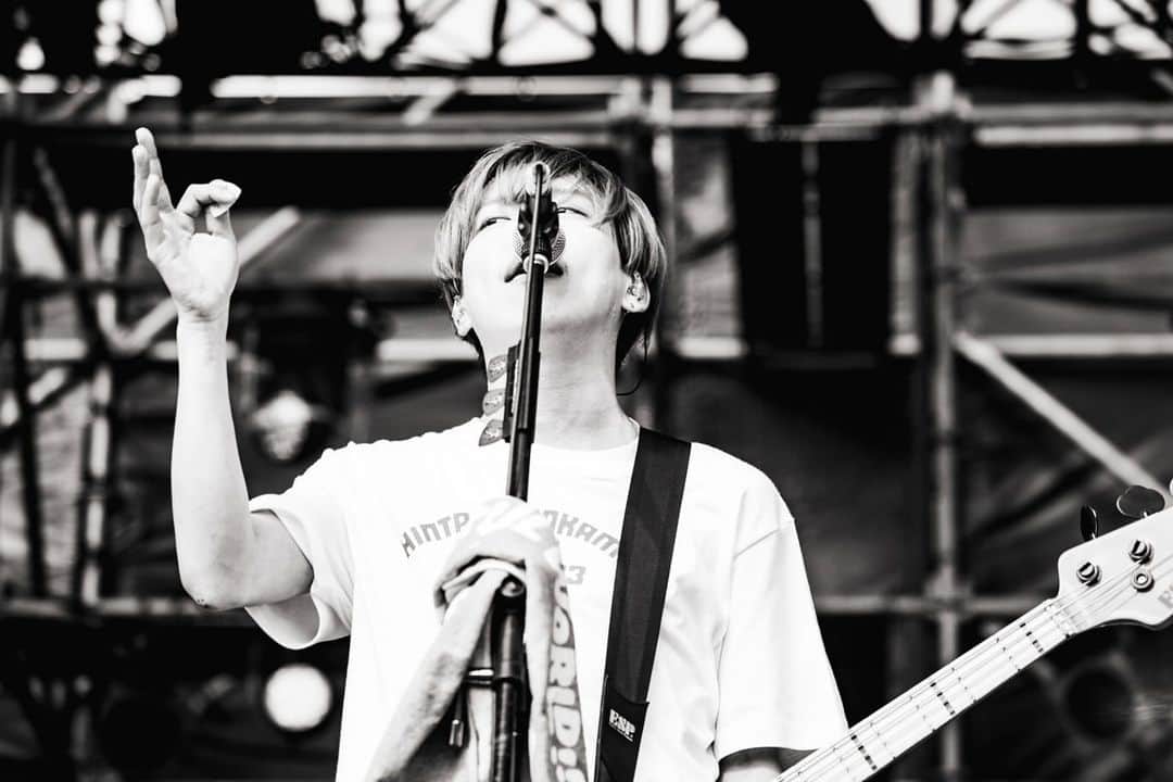 GENのインスタグラム：「2023.11.03 沖縄県宜野湾トロピカルビーチ 『What a Wonderful World!! 23』 モンパチが呼んでくれたワッタ。11月とは思えないぐらい気候もロケーションも素晴らしく、最高な一日になりました。ライブ後は客席でライブを観たり、出店のフードを堪能したりと、一日通して会場の雰囲気を楽しめました。モンパチ先輩ありがとう！ワッタ、大好きなフェスでした。絶対次回も呼んでください！ photo by @ninjajon」