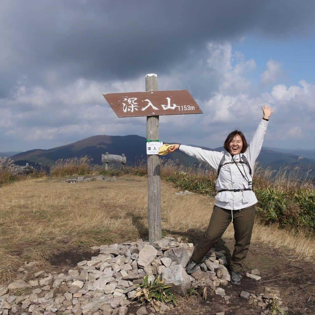 川本睦子さんのインスタグラム写真 - (川本睦子Instagram)「登山したーい！って言うてたら、やろう！と声をかけてくれる友人がいて、念願の登山デビュー！ 最近SNSでよく見かけた、初心者向けの深入山へ。  初心者…向け…？  いや、確かにそうなんだろう。てっぺんも見えるし、道も整備されてて、登ってて楽しい気がするんだけど、いかんせん、インドアインキャすぎて体力ゼーロー♪  ゼーハー言いながら、山慣れしてる中高年にバンバン抜かされながら、登ることができました！嬉しい！気持ちいい！  これからは月に一度くらい、近場の低山に登ってみたいと思いますので、山友になってください！！！いろいろ教えてください！！！お願いします！！！  #広島に住んでてよかった」11月3日 23時13分 - muzco