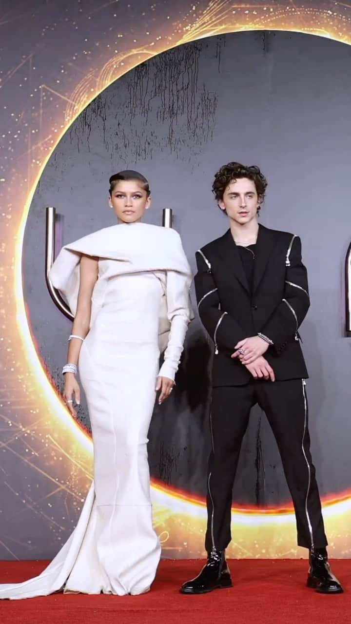 Vanity Fairのインスタグラム：「We aren't returning to Arrakis today, but we can offer this video of Timothée Chalamet and Zendaya instead. Revisit our first look at 'Dune: Part Two,' which was pushed from its previous release date (today!) amid the ongoing SAG-AFTRA strike, at the link in bio.  📹: Mike Marsland/@gettyimages」