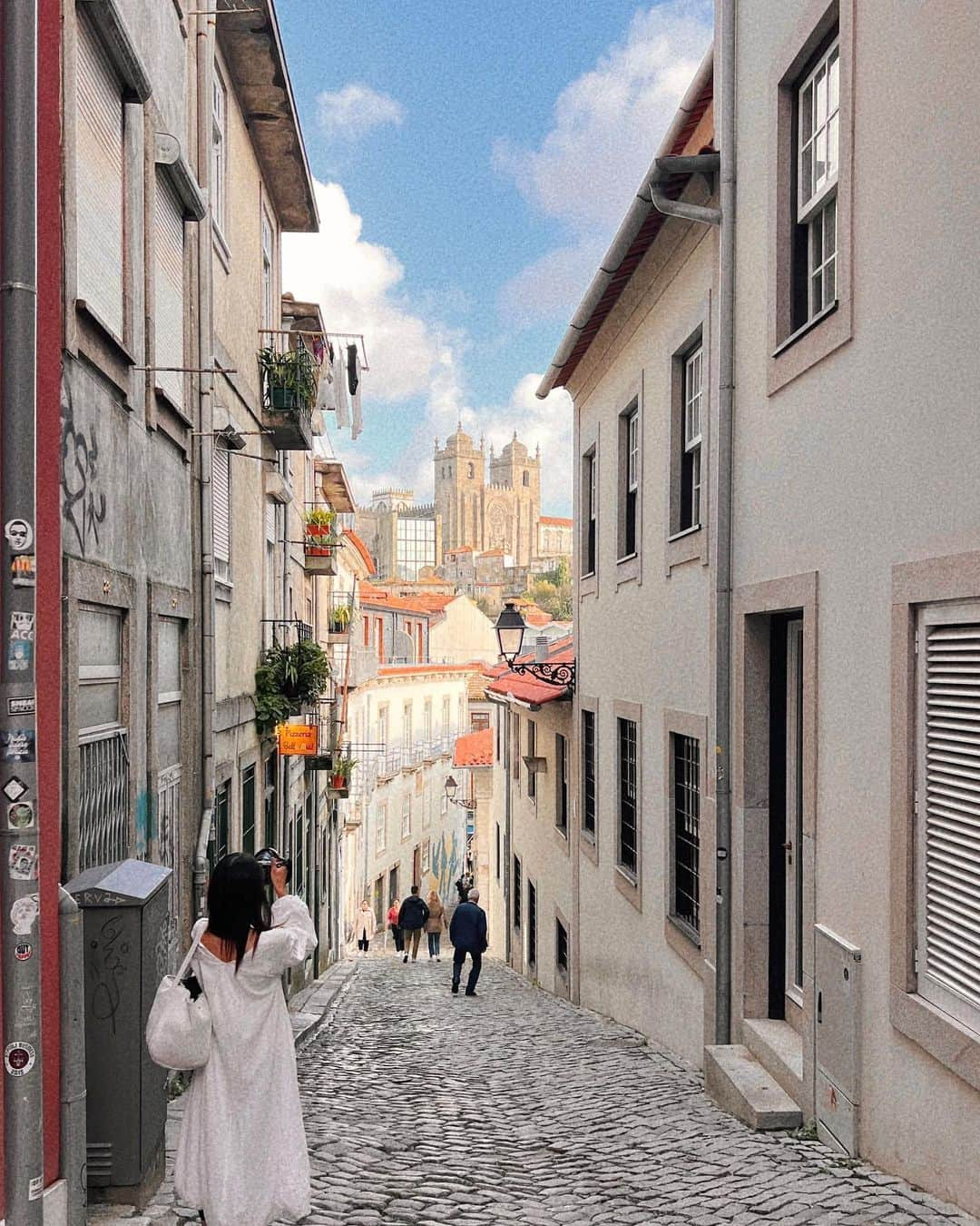 Remiさんのインスタグラム写真 - (RemiInstagram)「fallen in love with this lovely town🇵🇹 ポルトの街に恋をしました💘 遠くから眺めるとオレンジ屋根の街並みが魔女の宅急便の世界🧡 近づいてみると綺麗なブルーのアズレージョやパステルカラーの建物にまたうっとり🥹 世界で最も美しい駅やマック、図書館など、とにかく美しさが際立つ街でした✨ 道も綺麗で歩いて回れるコンパクトさも💯 大好きな街がまたひとつ増えました🫶🏽  ------------ 📍#Porto, #Portugal #🇵🇹 🏠 @wow.porto  👨‍👩‍👧‍👦 @hh.channel2023  🗓 2023.10.26-28  #ポルト #ポルトガル #世界一周 #子連れ旅行 #子連れ世界一周 #worldroundtrip #remi_world2023」11月3日 23時17分 - remi_912