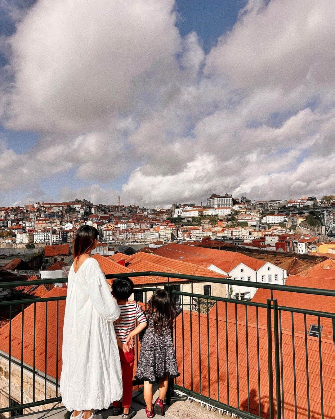 Remiさんのインスタグラム写真 - (RemiInstagram)「fallen in love with this lovely town🇵🇹 ポルトの街に恋をしました💘 遠くから眺めるとオレンジ屋根の街並みが魔女の宅急便の世界🧡 近づいてみると綺麗なブルーのアズレージョやパステルカラーの建物にまたうっとり🥹 世界で最も美しい駅やマック、図書館など、とにかく美しさが際立つ街でした✨ 道も綺麗で歩いて回れるコンパクトさも💯 大好きな街がまたひとつ増えました🫶🏽  ------------ 📍#Porto, #Portugal #🇵🇹 🏠 @wow.porto  👨‍👩‍👧‍👦 @hh.channel2023  🗓 2023.10.26-28  #ポルト #ポルトガル #世界一周 #子連れ旅行 #子連れ世界一周 #worldroundtrip #remi_world2023」11月3日 23時17分 - remi_912