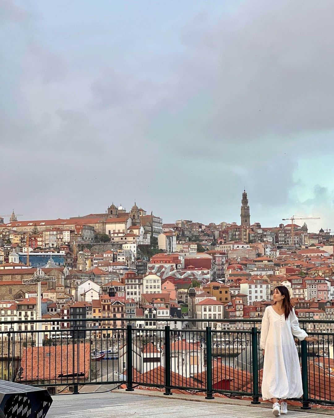 Remiのインスタグラム：「fallen in love with this lovely town🇵🇹 ポルトの街に恋をしました💘 遠くから眺めるとオレンジ屋根の街並みが魔女の宅急便の世界🧡 近づいてみると綺麗なブルーのアズレージョやパステルカラーの建物にまたうっとり🥹 世界で最も美しい駅やマック、図書館など、とにかく美しさが際立つ街でした✨ 道も綺麗で歩いて回れるコンパクトさも💯 大好きな街がまたひとつ増えました🫶🏽  ------------ 📍#Porto, #Portugal #🇵🇹 🏠 @wow.porto  👨‍👩‍👧‍👦 @hh.channel2023  🗓 2023.10.26-28  #ポルト #ポルトガル #世界一周 #子連れ旅行 #子連れ世界一周 #worldroundtrip #remi_world2023」