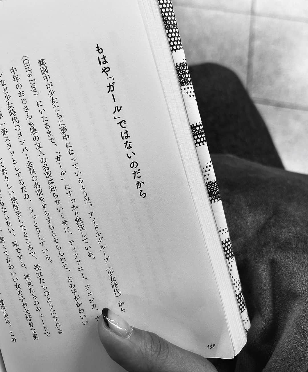 上野智子さんのインスタグラム写真 - (上野智子Instagram)「我が家はポケモンkids TVに頼るときがあるんですが ピカチュウの歌は元祖でまあ娘もニコニコしてくれるんですね。カビゴン、ラッキーも可愛くて家族みんな好き。 で、夫は色々観すぎ&聴きすぎて、最近はピッピの歌を口ずさんでいます。今もw  でもね、本当によくできてるの、曲！いい曲おおいの！ キャッチーで言葉が綺麗で可愛い。 ぜひ聴いてみてください。。🤣🥺  写真は全く関係なく、10月のひとりで出かけた土曜日の♡ みなさま三連休かな？よい週末を〜:)  #outfit #ポケモン」11月3日 23時18分 - tomokoueno