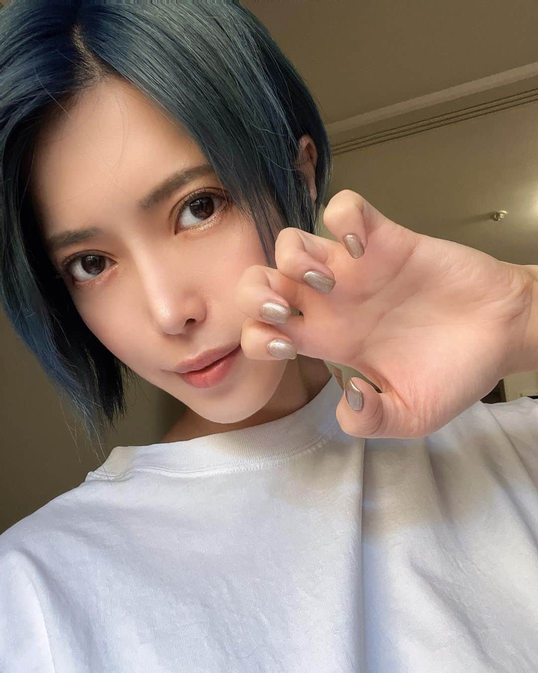 君島みおのインスタグラム：「秋💅 久しぶりの秋が長く続いてありがたいですが、秋花粉に悩まされています。 しかし寒さも苦手なので、冬も来ないでと願う日々です。  それでは皆さん、素敵な三連休をお過ごしください。」