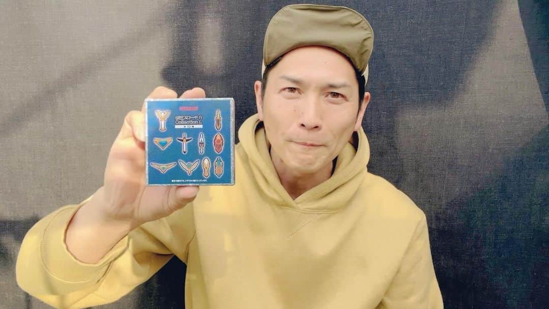 青山草太のインスタグラム：「ウルトラマン 「刺繍ブローチコレクション2」 というのが手に入りその中には ウルトラマンマックスに変身出来る マックススパークの姿も。  マックスに変身するのか？ それとも別のウルトラ戦士に変身か？ 確率は10分の1！  #青山草太 #sotaaoyama #ウルトラマン #ウルトラマンマックス #ultraman #ultramanmax #刺繍ブローチコレクション2」