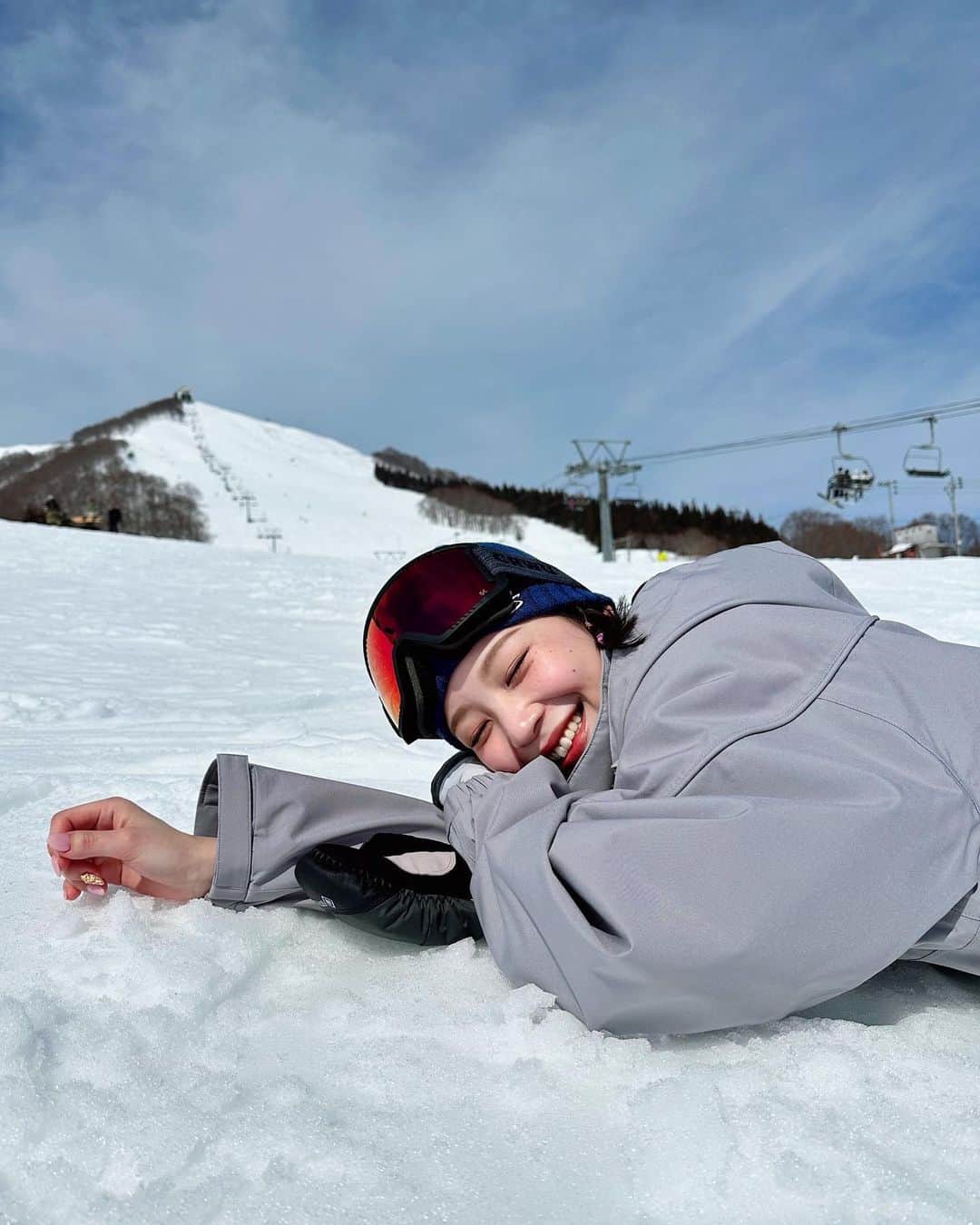 岡田ゆり子のインスタグラム：「⛄️⛄️⛄️  10/31発売の【Snow Angel】に載ってます🏂🤍 撮影めちゃめちゃ楽しかったな〜！ 今年もスノボいけますように✨  ぜひ見てみてくださーい！  #スノーボード #スノボ #スノボ女子  #snowangel #snowangelmag #snowboarding」