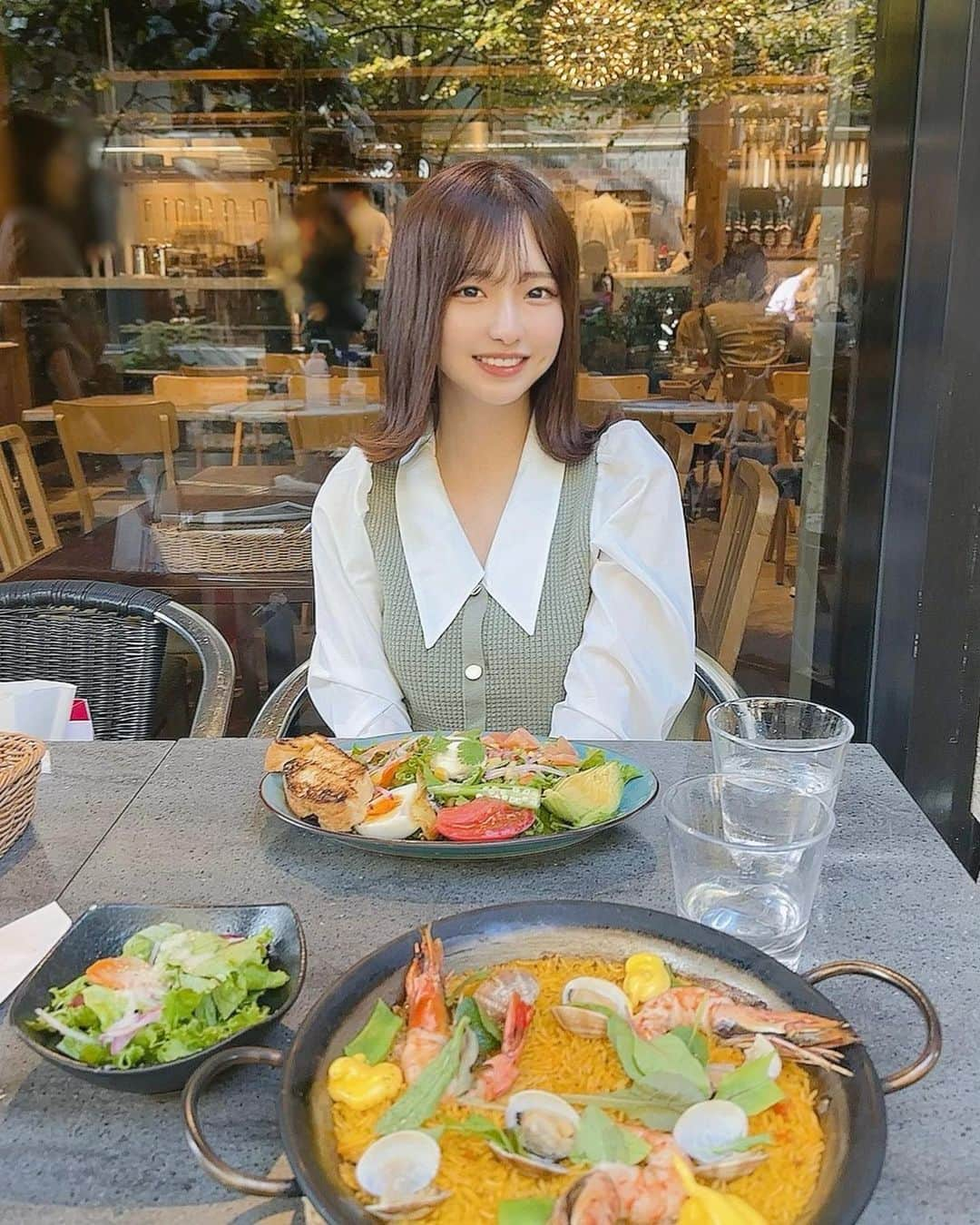 谷口彩菜のインスタグラム：「丸の内ランチ🍴 . サラダにしたらヘルシー思考ていわれたけど その後カヌレも食べてる😂 . お洋服は　@rienda_official の ワンピースだけどまた全身も撮ったら 載せたい可愛いの🥹💚 ミニ丈とロング丈あってミニ丈にしたよ！ . . #丸の内　#丸の内ランチ　#ランチ巡り #サラダランチ　#rienda #ワンピースコーデ　#ランチコーデ　#code #ootd #lunch #salad #tokyo #japan」