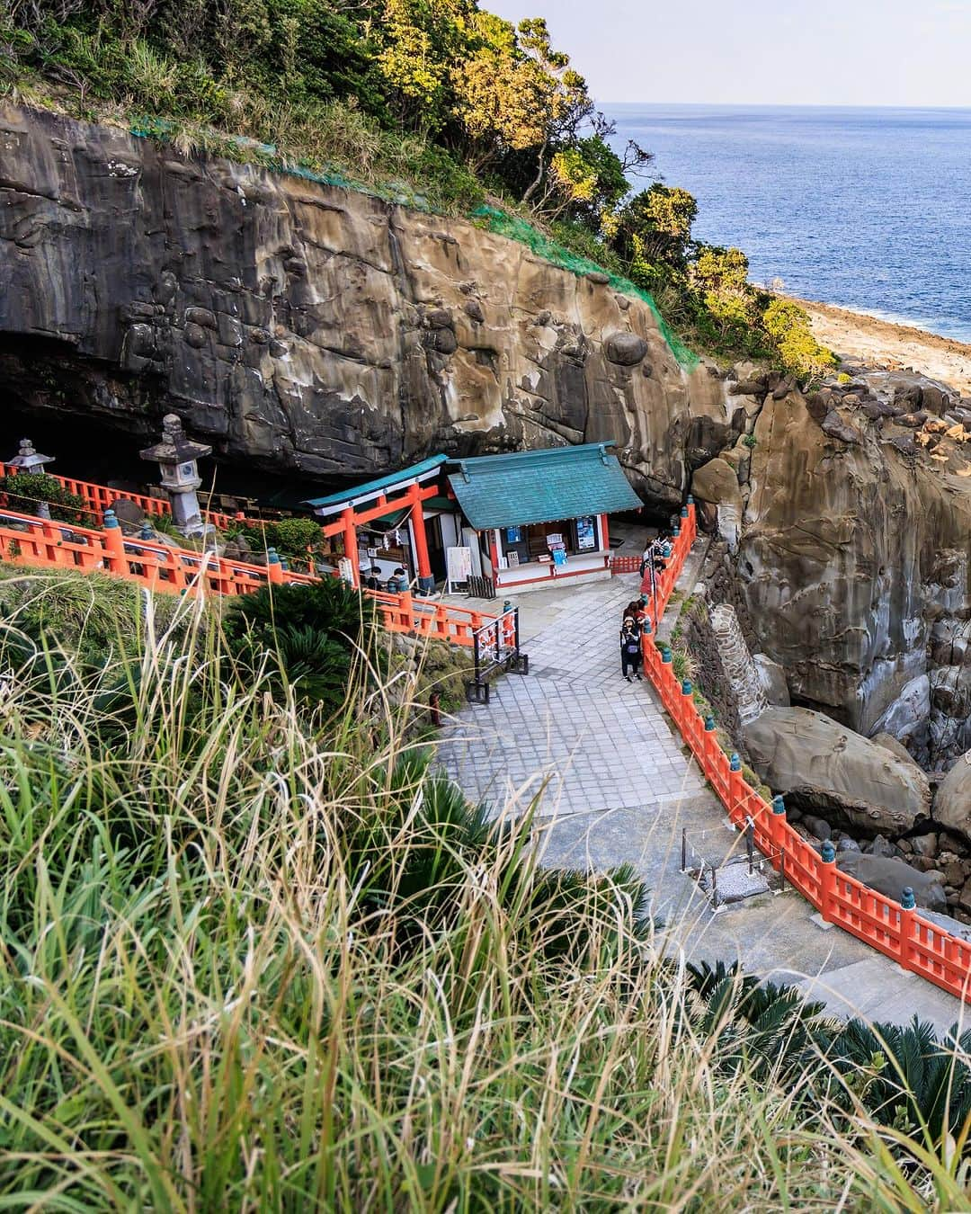 SHOCK EYEさんのインスタグラム写真 - (SHOCK EYEInstagram)「宮崎の神社といえば、 絶対に一度は行きたい場所✨ 鵜戸神宮⛩️  以前、一度行こうとした時、 道中の土砂崩れの影響で行くことができなかった💦 その時はまだ呼ばれてないんだなと 次の機会を待っていたんだけど、 ついに先日行くことができました✨  国指定の名勝でもある絶景のこの場所、 岬の突端に鎮座した鵜戸神宮は、本殿を参拝するのに階段を下るという全国でも珍しい下り宮、、 そして洞窟の中に本殿があるというこれまた珍しい神社さん。  主祭神は、鸕鷀草葺不合尊（ウガヤフキアエズノミコト）。 初代天皇、神武天皇の父神。 そして、 共に祀られている妻の豊玉姫の出産の地でもあることから、 縁結び・夫婦円満・安産祈願・育児・海上安全のご利益があるそうだよ。  そして、、 ここにきたら必ずやりたかったのが、運玉を亀石に投げて行う祈願✨  亀石の中央にあるくぼみに運玉を投げて入ったら心願成就するそうなんだけど、挑戦をしてみたら、、  無事に入りました！！！ やったあ㊗️✨✨  全国でも唯一無二な鵜戸神宮⛩️ 是非！オススメです。  あ、ちなみにこの模様は、 宮崎放送MRTで11月末頃に、 てげ接待という特番で放送されるよ。 極楽の山さんがホストで、レッドとマッコイ斉藤さんとめちゃくちゃ楽しい宮崎旅をしてきました^ ^ 是非楽しみにしていてねー  #鵜戸神宮 #宮崎県 #てげ接待 #神社」11月3日 14時28分 - shockeye_official