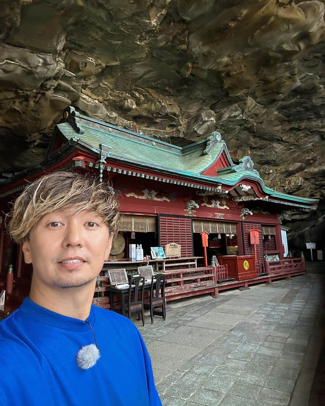 SHOCK EYEのインスタグラム：「宮崎の神社といえば、 絶対に一度は行きたい場所✨ 鵜戸神宮⛩️  以前、一度行こうとした時、 道中の土砂崩れの影響で行くことができなかった💦 その時はまだ呼ばれてないんだなと 次の機会を待っていたんだけど、 ついに先日行くことができました✨  国指定の名勝でもある絶景のこの場所、 岬の突端に鎮座した鵜戸神宮は、本殿を参拝するのに階段を下るという全国でも珍しい下り宮、、 そして洞窟の中に本殿があるというこれまた珍しい神社さん。  主祭神は、鸕鷀草葺不合尊（ウガヤフキアエズノミコト）。 初代天皇、神武天皇の父神。 そして、 共に祀られている妻の豊玉姫の出産の地でもあることから、 縁結び・夫婦円満・安産祈願・育児・海上安全のご利益があるそうだよ。  そして、、 ここにきたら必ずやりたかったのが、運玉を亀石に投げて行う祈願✨  亀石の中央にあるくぼみに運玉を投げて入ったら心願成就するそうなんだけど、挑戦をしてみたら、、  無事に入りました！！！ やったあ㊗️✨✨  全国でも唯一無二な鵜戸神宮⛩️ 是非！オススメです。  あ、ちなみにこの模様は、 宮崎放送MRTで11月末頃に、 てげ接待という特番で放送されるよ。 極楽の山さんがホストで、レッドとマッコイ斉藤さんとめちゃくちゃ楽しい宮崎旅をしてきました^ ^ 是非楽しみにしていてねー  #鵜戸神宮 #宮崎県 #てげ接待 #神社」