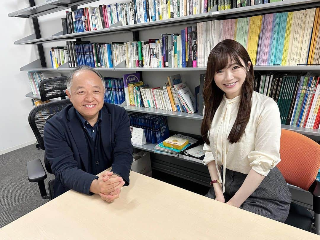 榎本麗美さんのインスタグラム写真 - (榎本麗美Instagram)「. 慶應義塾大学大学院 システムデザイン・マネジメント研究科（SDM）の 山形 与志樹教授の研究室で、講演をさせていただきました！  『地方創生』をテーマに、 2つの課題を通して 課題解決に繋がる『発信力・表現力・コミュニケーション力』の大切さや、 双方向のコミュニケーションが重要であるとして、新しいご提案もさせていただきました。  その後の意見交換やお話でも 気づきや学びがあり、こんなに楽しいことがあるのか〜！ もっとお話していたい！！ というくらい、刺激的な時間でした！！ 山形先生のお人柄で、素晴らしい方々が集まっていました。 山形先生、皆様、本当にありがとうございました☺️  今回は、地方局アナウンサーの経験を軸に講演内容を構成したのですが、 まさかこの経験が生きる日がくるとは... 私の人生の点と点とが繋がるような感覚でした。  資料を作りながら、今まで支えて下さった皆様の顔が浮かんで感謝の気持ちでいっぱいになりました✨  これから宇宙と共に、より良い地球になるように！ 地球の課題解決にも力を入れていきます🌏 『地方創生』が私の大きな目標の1つになりました✨  #地方創生 #地域活性化 #宇宙」11月3日 14時31分 - enomotoremi