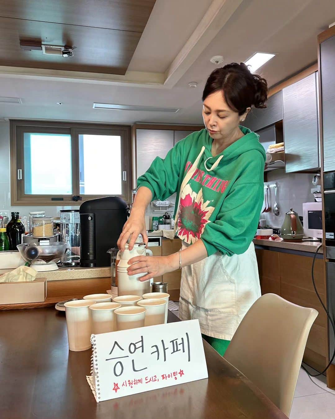 イ・スンヨンのインスタグラム：「커피열심히 뽑고있는  나  고생하는 친구들 한잔먹여보겠다고 용쓰는 내옆에  요런 센스카피까지   진짜 너희는 유능한듯  ㅋㅋ  감사해  지희작가❤️❤️  #시집가믄잘살겄어 #모두들고생 #감사감사🙏   #오늘아니고어제☺️  #오늘의Ootd @superthingskr」