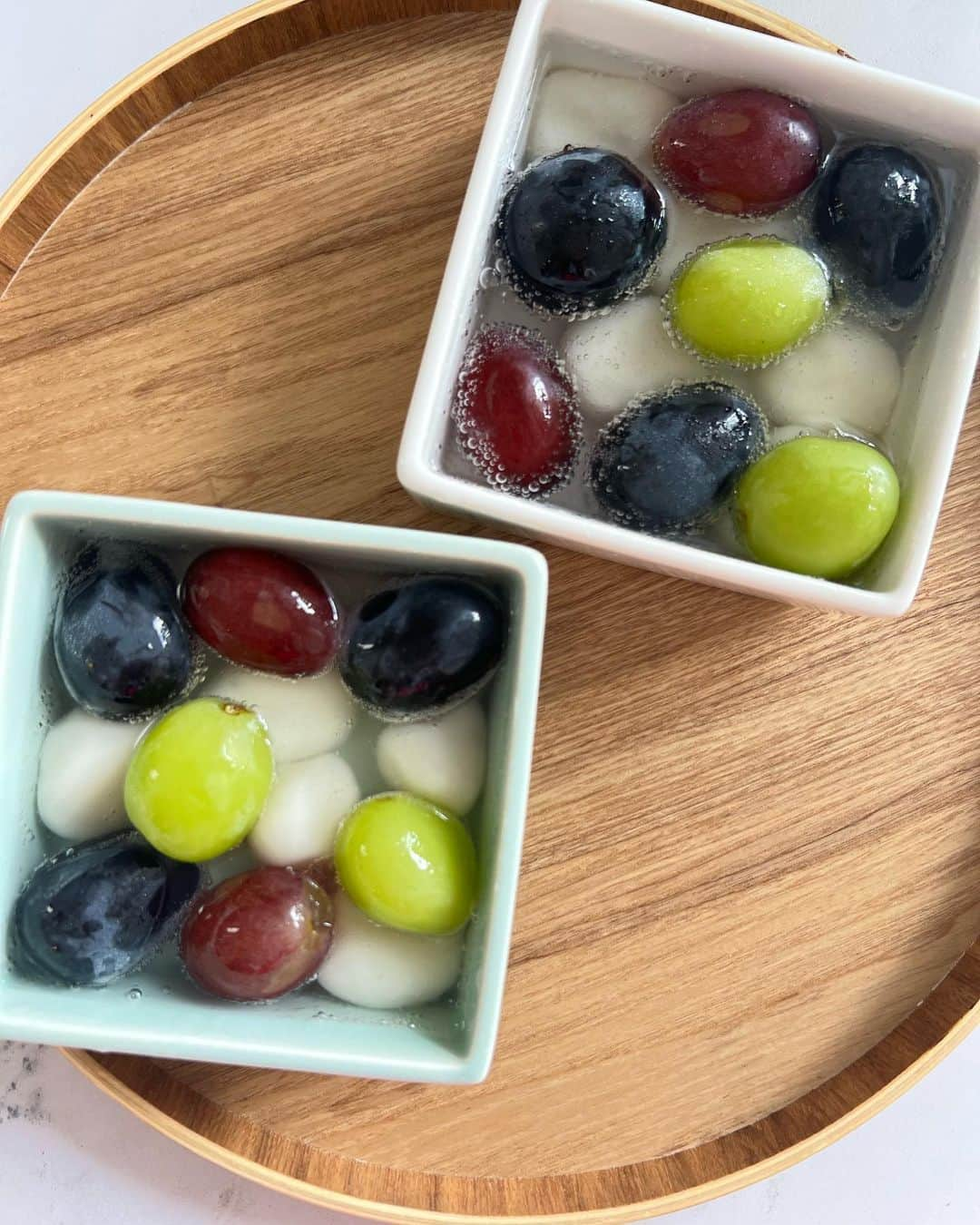 ayumiのインスタグラム：「🍇🍇🍇 ぶどう3種の フルーツポンチ🍇💚 シャインマスカット、長野パープル、クイーンルージュ 👸👑 レシピは @shinshufruits さんをチェックしてみてね🥳🍇  クイーンルージュ初めて食べた〜😍 甘みがしっかり見た目もかわいい🥰🩷 #シャインマスカット #ナガノパープル #クイーンルージュ #フルーツポンチ」