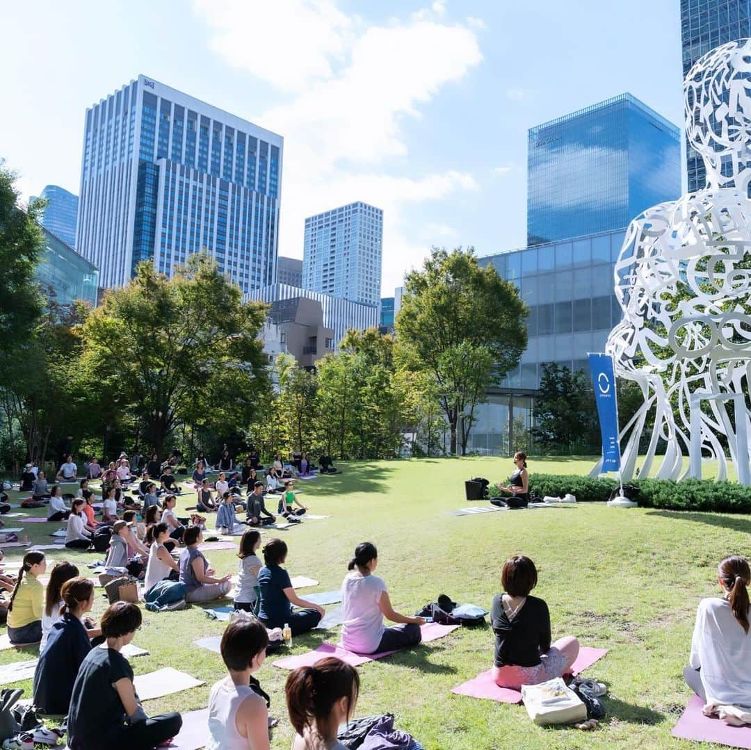 SHIHOさんのインスタグラム写真 - (SHIHOInstagram)「Memories of "Toranomon Wellness" Yoga @toranomonhillsofficial 🌿  晴天で最高に心地よかった、虎ノ門ヒルズ  オーバル広場での、ヨガ＆瞑想クラス。  またどこかでみなさんと会えますように💓  #yoga #meditation #toranomon #hills #station #tower #虎ノ門ヒルズ #ステーション #タワー #オーバル広場 #ヨガ #呼吸法 #瞑想 #クラス #thankyou #yogawear @lyft.official #yogamatt @the_weekend_hotel」11月3日 14時36分 - shiho_style