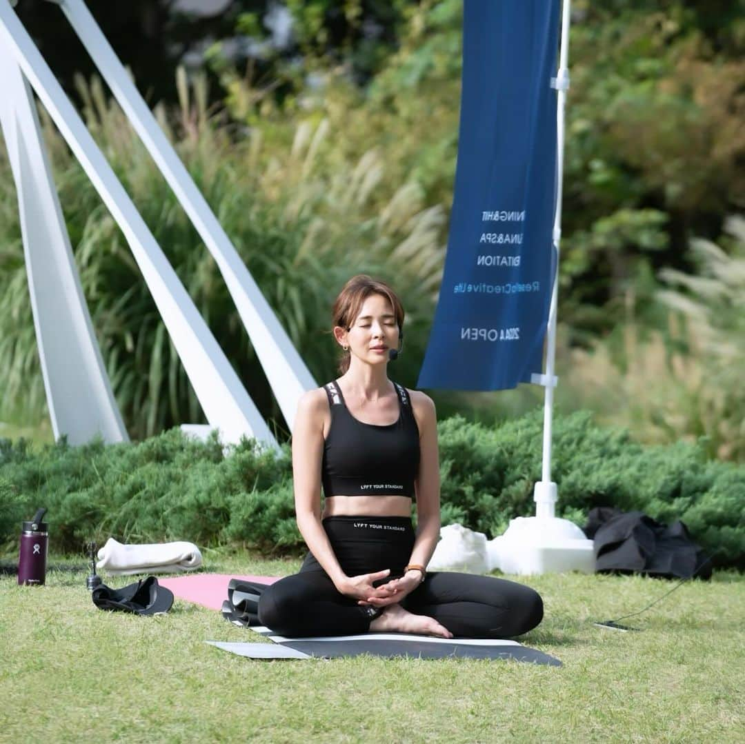 SHIHOさんのインスタグラム写真 - (SHIHOInstagram)「Memories of "Toranomon Wellness" Yoga @toranomonhillsofficial 🌿  晴天で最高に心地よかった、虎ノ門ヒルズ  オーバル広場での、ヨガ＆瞑想クラス。  またどこかでみなさんと会えますように💓  #yoga #meditation #toranomon #hills #station #tower #虎ノ門ヒルズ #ステーション #タワー #オーバル広場 #ヨガ #呼吸法 #瞑想 #クラス #thankyou #yogawear @lyft.official #yogamatt @the_weekend_hotel」11月3日 14時36分 - shiho_style