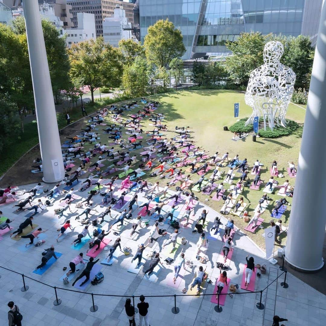 SHIHOさんのインスタグラム写真 - (SHIHOInstagram)「Memories of "Toranomon Wellness" Yoga @toranomonhillsofficial 🌿  晴天で最高に心地よかった、虎ノ門ヒルズ  オーバル広場での、ヨガ＆瞑想クラス。  またどこかでみなさんと会えますように💓  #yoga #meditation #toranomon #hills #station #tower #虎ノ門ヒルズ #ステーション #タワー #オーバル広場 #ヨガ #呼吸法 #瞑想 #クラス #thankyou #yogawear @lyft.official #yogamatt @the_weekend_hotel」11月3日 14時36分 - shiho_style