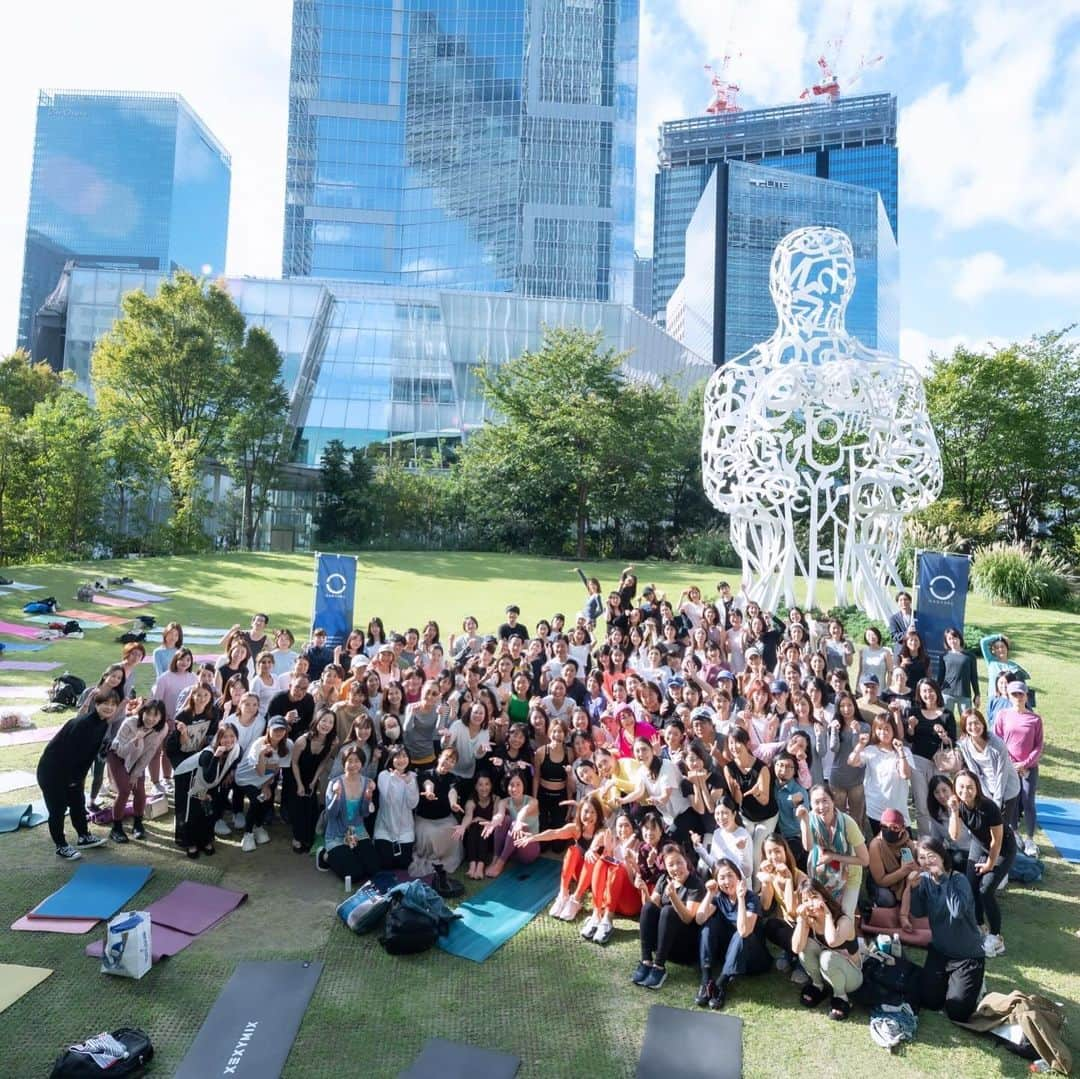 SHIHOのインスタグラム：「Memories of "Toranomon Wellness" Yoga @toranomonhillsofficial 🌿  晴天で最高に心地よかった、虎ノ門ヒルズ  オーバル広場での、ヨガ＆瞑想クラス。  またどこかでみなさんと会えますように💓  #yoga #meditation #toranomon #hills #station #tower #虎ノ門ヒルズ #ステーション #タワー #オーバル広場 #ヨガ #呼吸法 #瞑想 #クラス #thankyou #yogawear @lyft.official #yogamatt @the_weekend_hotel」