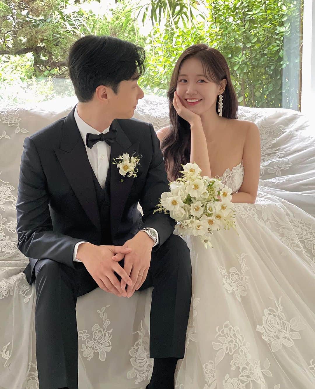 のインスタグラム：「_  우리 공주님 너무 예쁘잖아요 💚  웨딩드레스로즈 부케와 신부님 드레스 조화도 찰떡  볕 좋은 계절의 야외촬영은 빠르게 예약 부탁드립니다 . . . . . . . . #웨딩플래너고은미 #르웨딩플랜 #곰미플 #곰브라이드」