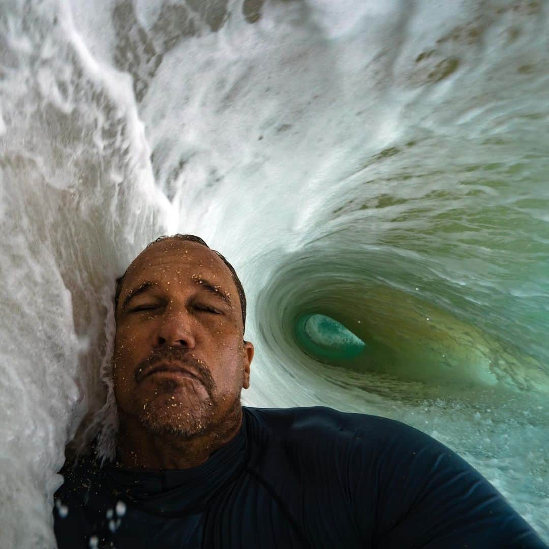 クラーク・リトルのインスタグラム：「Snuck in a little nap at the office today🤙🏼 #shorebreak #clarklittle 🆑」