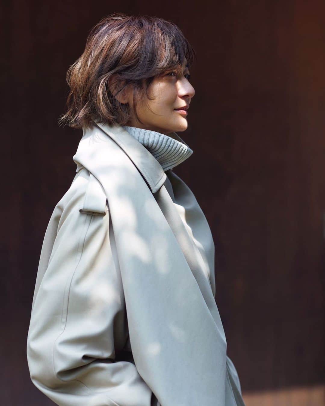 富岡佳子のインスタグラム：「エクラ12月号 連載「おしゃれの冒険の旅」 今回のテーマは、THE ROWのトレンチコートです。 エッセイも合わせてご覧いただけたら嬉しいです☺︎」