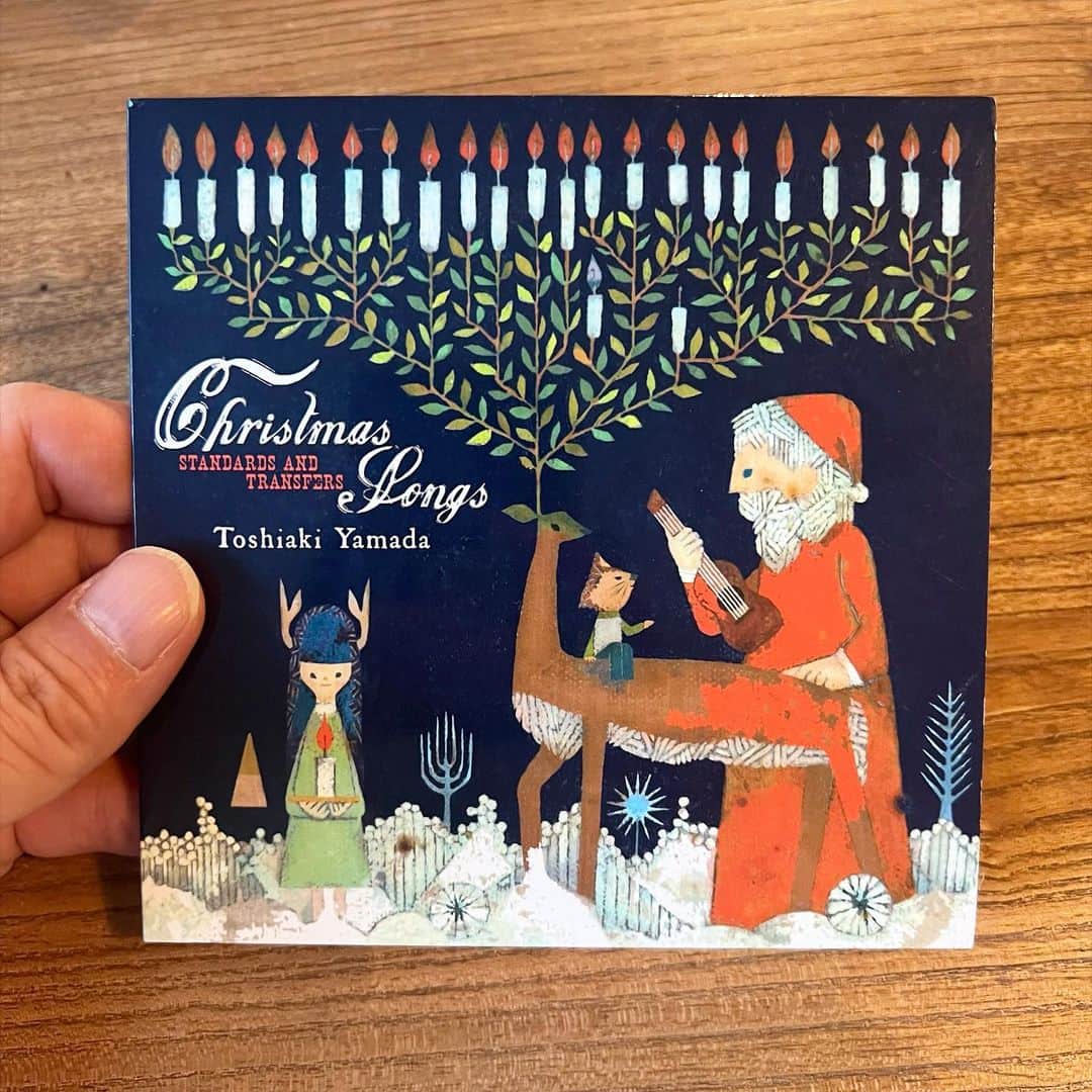 のインスタグラム：「友人から「奈良のINOBUNで山田クリスマス流れてた！」と報告、「いのぶん？」と調べてみたら関西で展開する雑貨屋さんなのですね。もう11年も前にリリースされた作品を店内でかけてもらえて嬉しいです。11月になったのでクリスマスシーズンの始まりを宣言したいと思います。通販STOREで『Christmas Songs』買ってくれた人に先着でステッカープレゼント、イラストはもちろん福田利之さん。ちょっと早いけど世界中にメリークリスマス。 #山田稔明 #INOBUN」