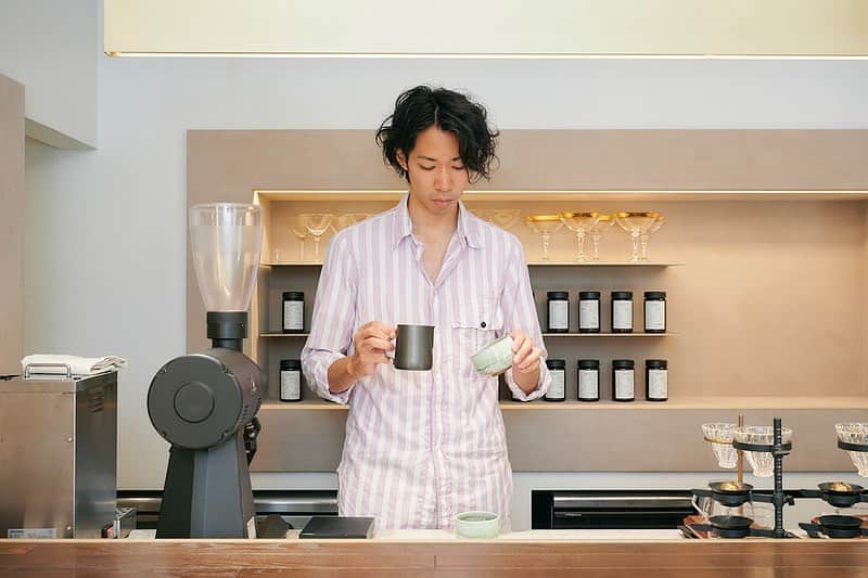 斉藤アリスさんのインスタグラム写真 - (斉藤アリスInstagram)「ignis(イグニス)@千駄木 チャットGPTの考えたコーヒーカクテルを頂きました🍸  イグニスは2020年末に千駄木にオープンした スペシャルティコーヒー専門店☕️   お店を営むのは、 バリスタの土橋永司さん。   ▶️写真5枚目 人工知能のチャットGPTに 「革命的なコーヒーカクテルを作って」 といって出てきた文章をもとに、 土橋さんが作ったコーヒーカクテルのゼリー その名も「Chat GPT」。  これで美味しかったら、人間もう不要？ って感じですが、まさかまさかの美味すぎ💓  食べているのか飲んでいるのか、 分からなくなるほどの瑞々しさ✨  そして洋梨ゼリーと言われたら 信じるくらいのフルーティーさ🍐  個人的にはミルクなしでまず食べてほしいです。 ロットでお取り寄せしたい美味しさ！  ▶️写真6枚目 球体のCoffee Jellyは最近インスタでも話題のやつ。 日替わりのコーヒー豆、 この日はエルパライソ農園のインフューズドコーヒー。  ライチのフレーバーです。 ゼリーを球体で作ることで より滑らかな口触りになるのだとか。  ゼラチンではなく、アガーという海藻で 固めているのも滑らかさの秘訣です💡  ▶️写真3枚目 そして私が一番飲んでみたかったのが、 珈琲甘酒 1200円。  鎌倉店でお正月限定メニューとして出したものが 大人気でお店の定番メニューに。  口に含むと、 優しい甘さと香ばしさがふわっと広がり、 ホッとする美味しさ😌  📍ignis（イグニス）千駄木 住所：東京都文京区千駄木3-44-11 営業時間：平日8:30〜18:00 土日祝11:00〜18:00 定休日：不定休  📍📍Hanako.tokyoで記事にしました。 ストーリーハイライト「連載ハナコ」から 記事に飛べます。読んでね！   #ignis #tokyotrip #tokyotravel #コーヒーサロン #東京コーヒー #tokyocoffee #tokyocafe #カフ巡り #スペシャルティコーヒー #シングルオリジン #specialtycoffee #コーヒー好きな人と繋がりたい #千駄木 #千駄木カフェ #sendagi #コーヒーゼリー #chagpt」11月3日 14時51分 - cafeali