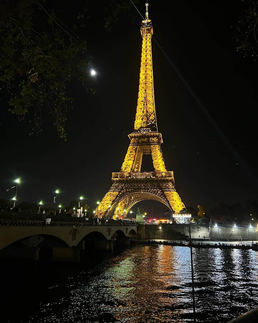 カリスマゆきちゃんさんのインスタグラム写真 - (カリスマゆきちゃんInstagram)「. 📍Eiffel Tower🌉  4枚目はタクシーの人に道路のど真ん中に下ろされたやつ🤣 私がUberの設定をど真ん中にしてたみたい🤣笑 ここから脱出するのに車に引かれそうになったりして怖かった🤢  @toureiffelofficielle  _____________________________________ #eiffel #eiffeltower #paris #エッフェル塔 #パリ #穴場スポット #エッフェル塔ライトアップ」11月3日 14時45分 - charisma.yukichan