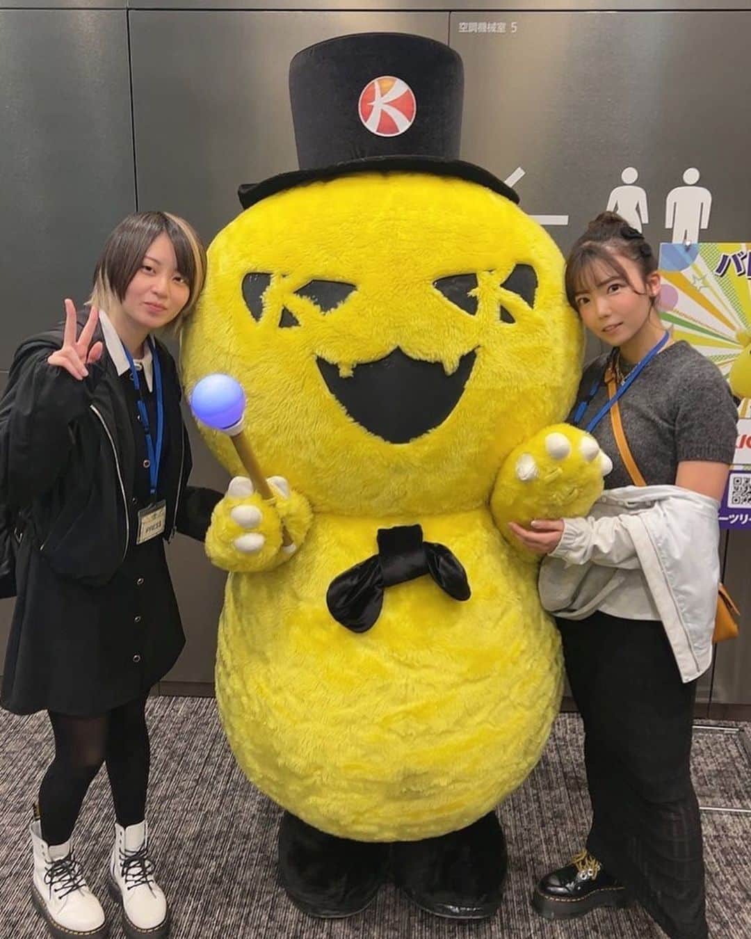 堀江りほさんのインスタグラム写真 - (堀江りほInstagram)「.  ケロットとバトラーと写真撮ったよ💛  今日はプレスで参加してたのですが ふぁんのみんなに声かけてもらえて嬉しかった😳♡  #777パチガブ のるいるいとりほりんを よろしくお願いします〜💚  #みんパチ2023  📢イベント告知🤍 10/28 りほりっく収録 11/1 ガポライブ生放送 20:00〜 11/7 りほりっく収録 11/9 ガポリ配信 11/19 フレッシュブーティー大撮影会 11/21 りほりっく収録 11/26 大阪チャンスセッション撮影会 11/28 りほりっく収録  11/29 はなまる撮影会 12/23 2ndDVDリリースイベント  .  ❤️‍🔥 2ndDVD『本気』❤️‍🔥 発売日：2023年11月29日(水) レーベル：チュンペイ 販売元：スパイスビジュアル  【DMM】 x.gd/nMeE8 【数量限定】直筆サイン入りチェキ付 x.gd/osMdU 【楽天】 a.r10.to/hk3nx7  #グラビア #グラビアアイドル  #instagood #japanesegirl #follow #gravure #bikini」11月3日 14時45分 - riho_horie