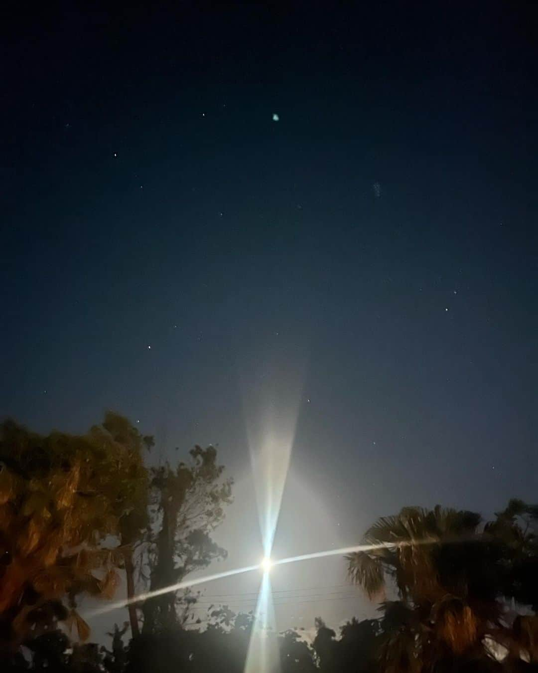 川崎優のインスタグラム：「. . 空にびっしりの星と、煌々と光ってる月をみながらお散歩。 頑張って星を撮ろうとアプリを使ったらネオンみたいになった…💫  #沖縄 #ロケ #読谷村 #沖縄の夜」