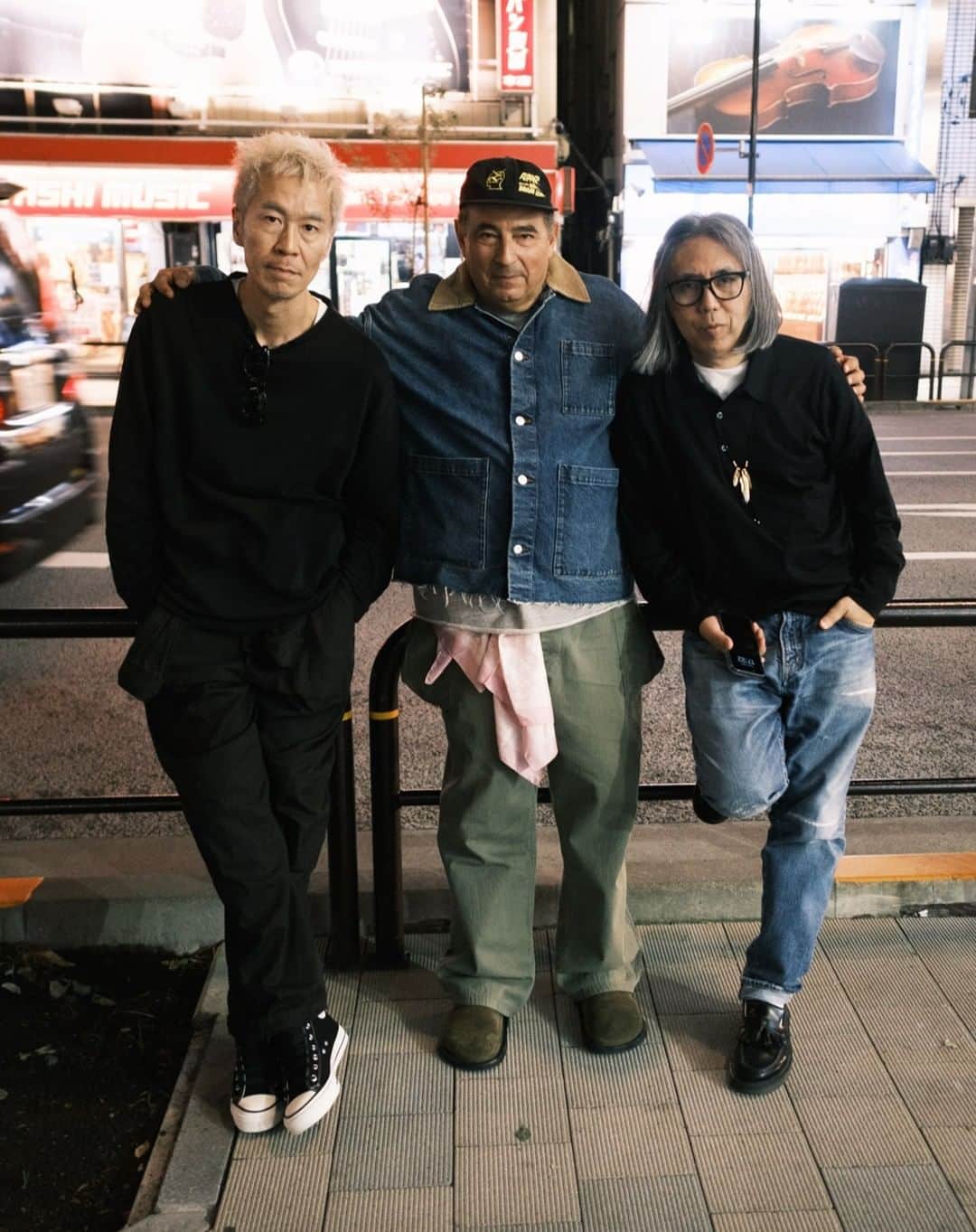 のインスタグラム：「⚡McGuffin Street News⚡  A.P.C. STRAIGHT NO CHASER ジャン・トゥイトゥが、友人の猪野秀史を迎えてレコーディングを実施 YouTubeにて期間限定で公開  @apc_paris  @apc_daikanyama  @jeantouitou @ino_hidefumi  @fujiwarahiroshi   数年ぶりに日本に行くことができたジャン・トゥイトゥは、友人の猪野秀史と再会し、レコーディングを行いたいと考え、ジャン・トゥイトゥが選曲した6曲を演奏、このレコーディングの映像はYOUTUBE @apctelevisionにて11月3日20時から5日20時まで限定配信。 ミュージシャン、音楽プロデューサーそしてカフェバーのオーナーである猪野秀史は、ピアニストでもあり、フェンダーローズピアノを愛用。A.P.C.との交流も長く、2007年にはジャン・トゥイトゥと共に、『Three Easy Pieces』のライブ録音も行っている。 猪野の主催するレコードレーベル<innocent record>のロゴとセッションの行われたスタジオが前身頃にプリント、後身頃には「on fait quelque chose(私たちは何かを作ります)」というフレーズがあしらわれたジャン・トゥイトゥがデザインした限定Tシャツも発売。 期間限定無料配信:11/3(金)20:00〜11/5(日)20:00 配信はこちら:https://www.youtube.com/watch?v=InGHmpJiZPw  T-SHIRT JEAN ET INO オンラインショップ:11/3(金)20:00より販売 代官山HOMME、青山、新宿髙島屋、二子玉川、名古屋、なんば、福岡:11/4(土)より販売  #APCParis #APCJapan」
