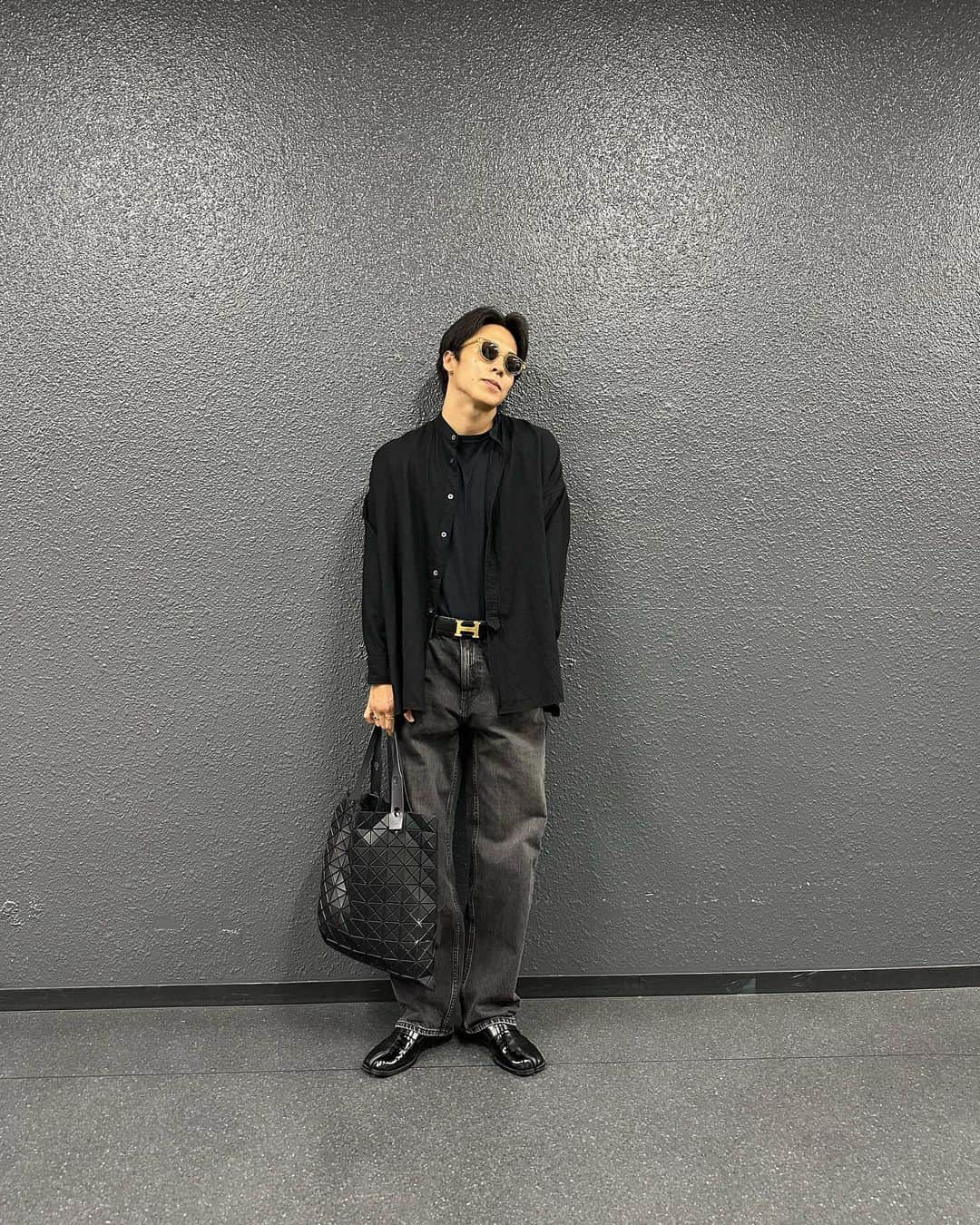 Rikuのインスタグラム：「久々RIKUの気まぐれファッションチェック！  shirt @markaware_marka_official  pants @uniqlo  belt @hermes  shoes @maisonmargiela  bag @baobaoisseymiyake_official  eyewear @thesilentsoul_official  watch @cartier  accessories @infaction_official @tiffanyandco @cartier」