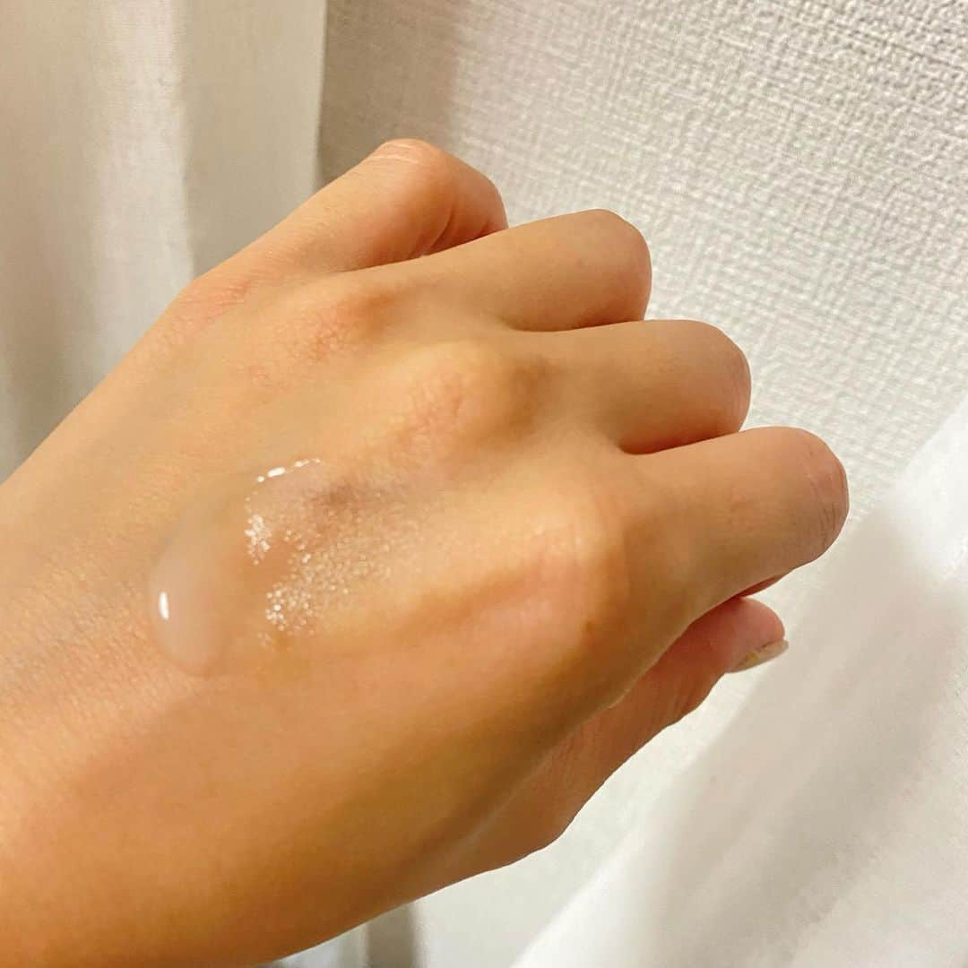 LINAさんのインスタグラム写真 - (LINAInstagram)「イニスフリー レチノールシカ リペア　セラム でナイトケア♡ 純粋レチノール(整肌成分)で過剰な皮脂分泌を抑制/角質/毛穴/肌のキメにアプローチし、髪の毛直径の1/1000より小さいリポソームシカ*配合🔍  韓国では発売後即完売、日本でも2022年2月の発売以降、一時売切れ状態となったレチノール＋シカ美容液❣️ レチノール初心者にもおすすめなマイルドな使い心地で、肌馴染みがすごくいいよ香りも甘い香りで、癒される😌💕　 リブランディングに伴い、ヘルシーでクリーンなイメージの洗練されたパッケージデザインに一新したみたいだよ！ *ヒアルロン酸、セラミドNP、アシアチコシド、マデカシン酸、アシアチン酸 (全て保湿成分)  <商品詳細>容量：30ml  価格：3960円(税込)  #PR #innisfreejapan #イニスフリー #レチノールシカリペアセラム #レチノール #韓国コスメ #ベスコス #ベストコスメ #秋ネイル #宝石ネイル  #赤ネイル」11月3日 14時50分 - rinatea0519