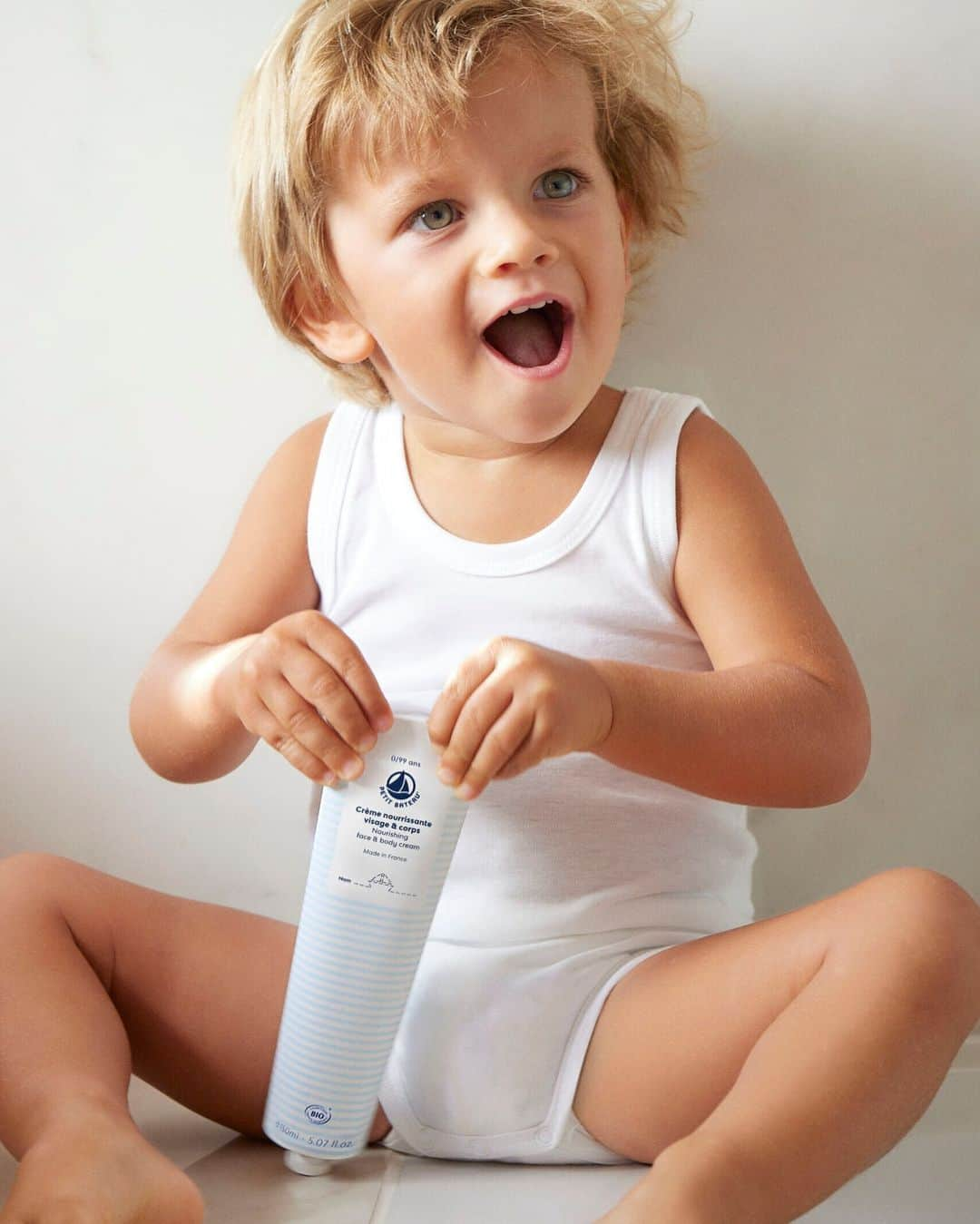 プチバトーのインスタグラム：「Commentez pour notre nouvelle crème nourrissante 🧴⬇  Je l'ai 💙 Je la veux 😍  ➡ Les Soins Petit Bateau Made in France 🇫🇷 ➡ 3 produits certifiés BIO 🌱, composés au moins de 99% d'ingrédients d'origine naturelle, végan* ➡ Enrichis en huiles d’argan, amande douce et jojoba, pour le respect des peaux sensibles.  ➡ Testés sous contrôle pédiatrique.  ➡ À partir de la naissance, et pour toute la famille 👶👧👦👩👨  *Tous nos produits bénéficient d'une formulation vegan​, sans ingrédient ou dérivé​ d’origine animale.​​  // Comment for our new nourishing cream 🧴⬇   I got it 💙 I want it 😍  ➡Petit Bateau cares are Made in France 🇫🇷 ➡ Our 3 products are organic certified 🌱 and composed of 99% of natural and vegan ingredients. ➡ Contains argan, sweet almond and jojoba oils, to respect sensitive skin. ➡ Tested under pediatric supervision. ➡ From birth, and for the whole family 👶👧👦👩👨  *All our products formulations are vegan, without any ingredients of animal origin.」