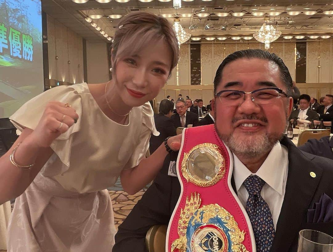 黒木優子のインスタグラム：「昨日は第10回山陽会ゴルフチャレンジカップの懇親会へ参加させて頂きました！  一言…凄いpartyでした🫣 大規模👀  長谷会長にお会いした時はまだチャンピオンに返り咲いてない時…  それから会長のパワーを貰いチャンピオンに返り咲いて 統一チャンピオンにまでなることができました！  これからも沢山パワーを貰って頑張りたいと思います💪😤  partyでは#スクラム会 の社長様方と一緒でとても安心して楽しむことができました😆💕  いつもパンツスポンサーをして頂いている #株式会社エスアイホールディングス の山田会長 #株式会社リッツパーフェクション の石井社長 #有限会社ビアン の佐竹社長 #株式会社あかりコミュニケーションズ の山田社長 と一緒のテーブル😍💖笑  社長様方楽しい時間を本当にありがとうございました😆💖  パワー貰って練習頑張ります💪  #心強い味方です  #安心  #パワー  #社長」