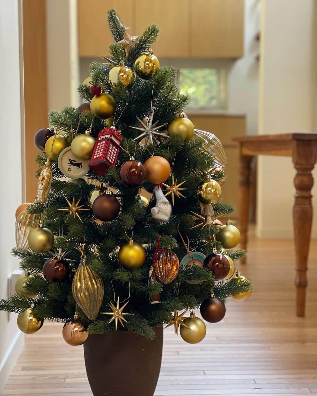 深澤里奈さんのインスタグラム写真 - (深澤里奈Instagram)「◯◯◯  クリスマスツリー出しました。 （はやっ）  移住を決めた年から1度も出してあげられなかったクリスマスツリー。 仮住まいの時は、出さないと決めて奥に仕舞ってありました。 娘に、新居に引っ越したら一緒に飾ろうねと約束していて、ハロウィン終わった途端に出しました。  前々回の楽天お買い物マラソンで、ベツレヘムの星とオーナメントを少しだけ買い足しておいたので、以前よりボリュームアップしたように感じます。  嬉しそうに飾り付けしていました。これから1ヶ月以上楽しみます。  #クリスマスツリー #クリスマスツリー飾り付け #ベツレヘムの星 #オーナメント #小さいクリスマスツリーにしておいて良かったと毎度思う」11月3日 15時01分 - rinatj
