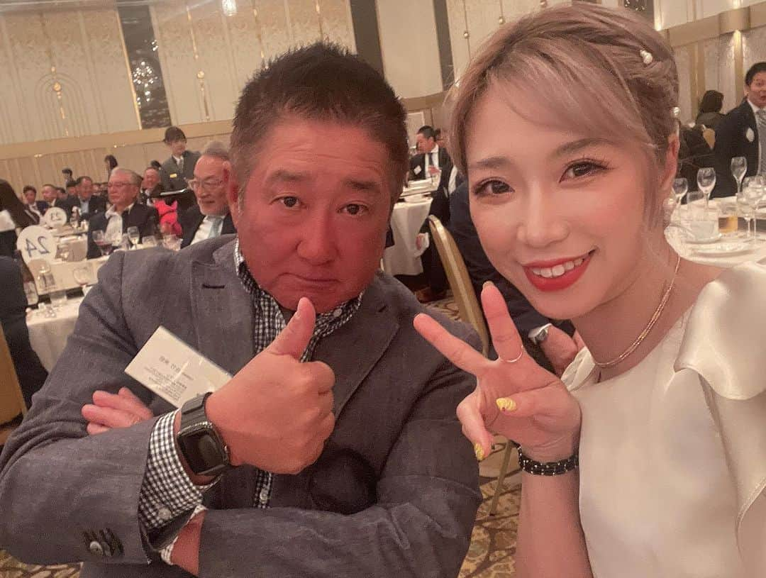 黒木優子さんのインスタグラム写真 - (黒木優子Instagram)「昨日は第10回山陽会ゴルフチャレンジカップの懇親会へ参加させて頂きました！  一言…凄いpartyでした🫣 大規模👀  長谷会長にお会いした時はまだチャンピオンに返り咲いてない時…  それから会長のパワーを貰いチャンピオンに返り咲いて 統一チャンピオンにまでなることができました！  これからも沢山パワーを貰って頑張りたいと思います💪😤  partyでは#スクラム会 の社長様方と一緒でとても安心して楽しむことができました😆💕  いつもパンツスポンサーをして頂いている #株式会社エスアイホールディングス の山田会長 #株式会社リッツパーフェクション の石井社長 #有限会社ビアン の佐竹社長 #株式会社あかりコミュニケーションズ の山田社長 と一緒のテーブル😍💖笑  社長様方楽しい時間を本当にありがとうございました😆💖  パワー貰って練習頑張ります💪  #心強い味方です  #安心  #パワー  #社長」11月3日 15時01分 - yuko.kuroki