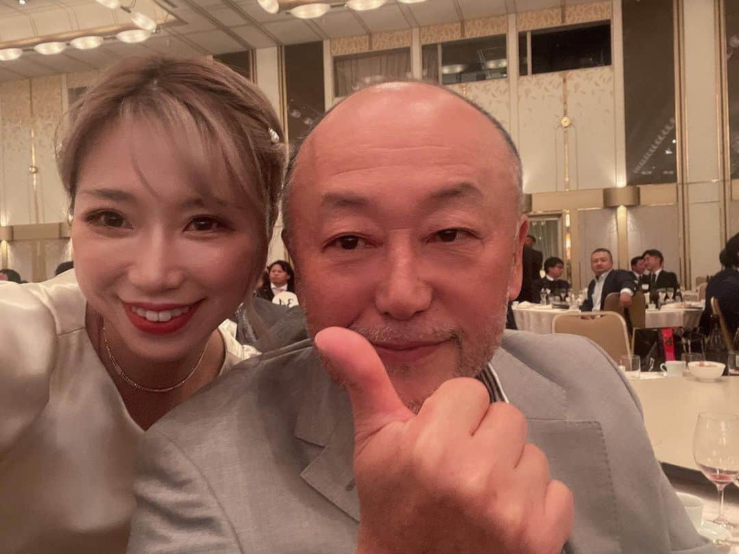 黒木優子さんのインスタグラム写真 - (黒木優子Instagram)「昨日は第10回山陽会ゴルフチャレンジカップの懇親会へ参加させて頂きました！  一言…凄いpartyでした🫣 大規模👀  長谷会長にお会いした時はまだチャンピオンに返り咲いてない時…  それから会長のパワーを貰いチャンピオンに返り咲いて 統一チャンピオンにまでなることができました！  これからも沢山パワーを貰って頑張りたいと思います💪😤  partyでは#スクラム会 の社長様方と一緒でとても安心して楽しむことができました😆💕  いつもパンツスポンサーをして頂いている #株式会社エスアイホールディングス の山田会長 #株式会社リッツパーフェクション の石井社長 #有限会社ビアン の佐竹社長 #株式会社あかりコミュニケーションズ の山田社長 と一緒のテーブル😍💖笑  社長様方楽しい時間を本当にありがとうございました😆💖  パワー貰って練習頑張ります💪  #心強い味方です  #安心  #パワー  #社長」11月3日 15時01分 - yuko.kuroki