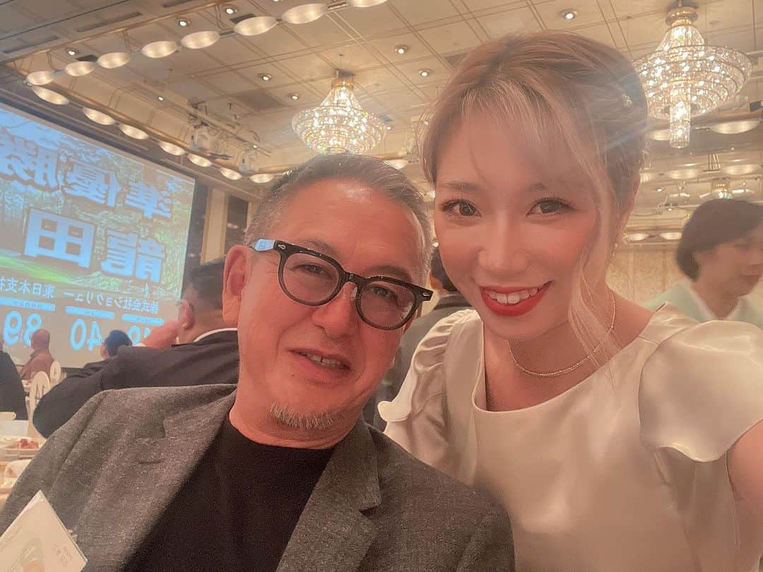 黒木優子さんのインスタグラム写真 - (黒木優子Instagram)「昨日は第10回山陽会ゴルフチャレンジカップの懇親会へ参加させて頂きました！  一言…凄いpartyでした🫣 大規模👀  長谷会長にお会いした時はまだチャンピオンに返り咲いてない時…  それから会長のパワーを貰いチャンピオンに返り咲いて 統一チャンピオンにまでなることができました！  これからも沢山パワーを貰って頑張りたいと思います💪😤  partyでは#スクラム会 の社長様方と一緒でとても安心して楽しむことができました😆💕  いつもパンツスポンサーをして頂いている #株式会社エスアイホールディングス の山田会長 #株式会社リッツパーフェクション の石井社長 #有限会社ビアン の佐竹社長 #株式会社あかりコミュニケーションズ の山田社長 と一緒のテーブル😍💖笑  社長様方楽しい時間を本当にありがとうございました😆💖  パワー貰って練習頑張ります💪  #心強い味方です  #安心  #パワー  #社長」11月3日 15時01分 - yuko.kuroki